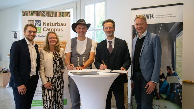 Prof. Dr.-Ing. Björn Höhlig (HTWK Leipzig), Anja Helbig, David Pfennig (beide Naturbau Campus), Rektor Prof. Dr.-Ing. Jean-Alexander Müller, Prof. Dr.-Ing. Alexander Stahr