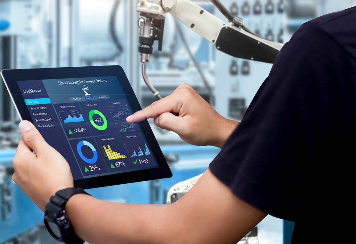 (Foto: panuwat - stock.adobe.com) Eine Person steuert auf einem Tablet ein Smart Industrial Control System