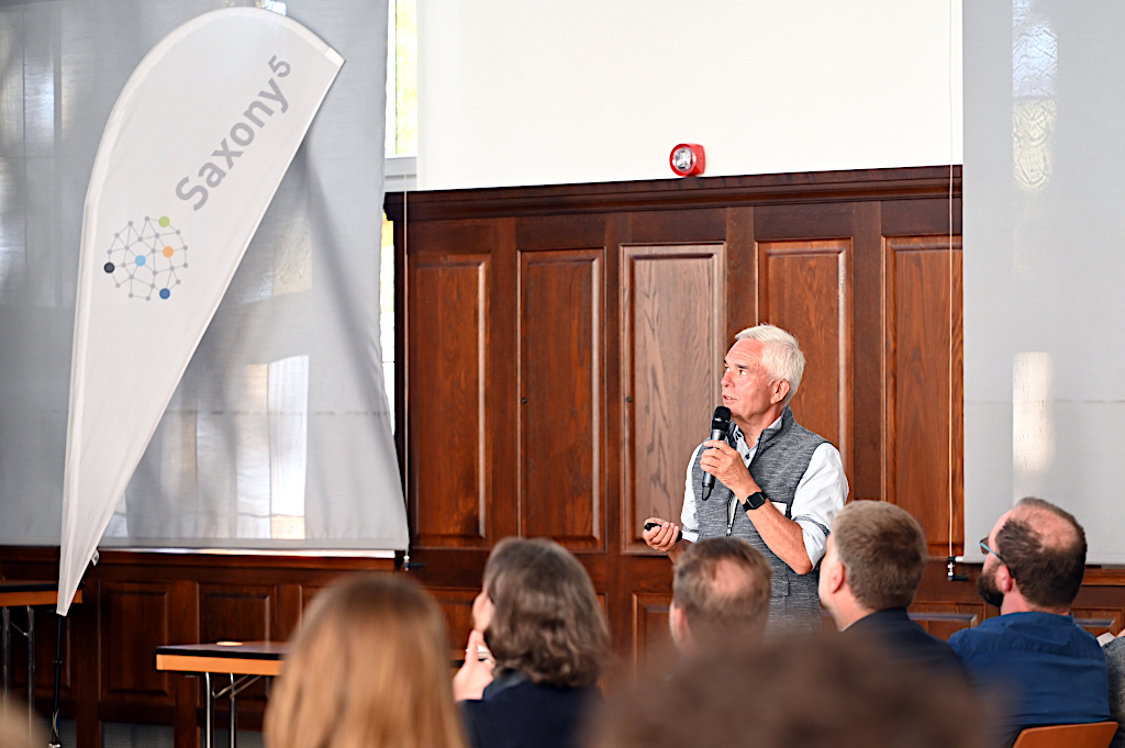 Frank Weirauch während seines Vortrags zu Methoden zur Diagnosemessung von Maschinenzuständen