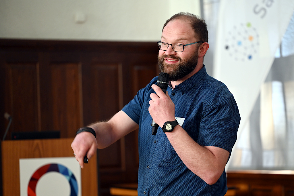 Maik Schönfeld bei seinem Vortrag zu innovativen Ansätze zur datengestützten Kompensation bei Werkzeugmaschinen