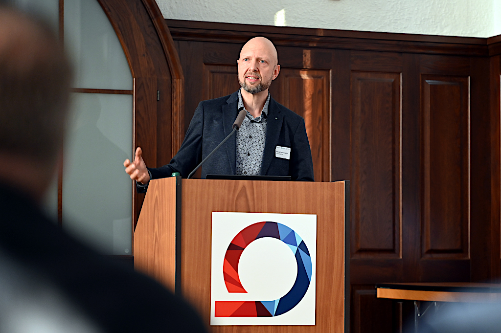Dr. Marcel Todtermuschke während seines Vortrags zur Evolution in der Robotik