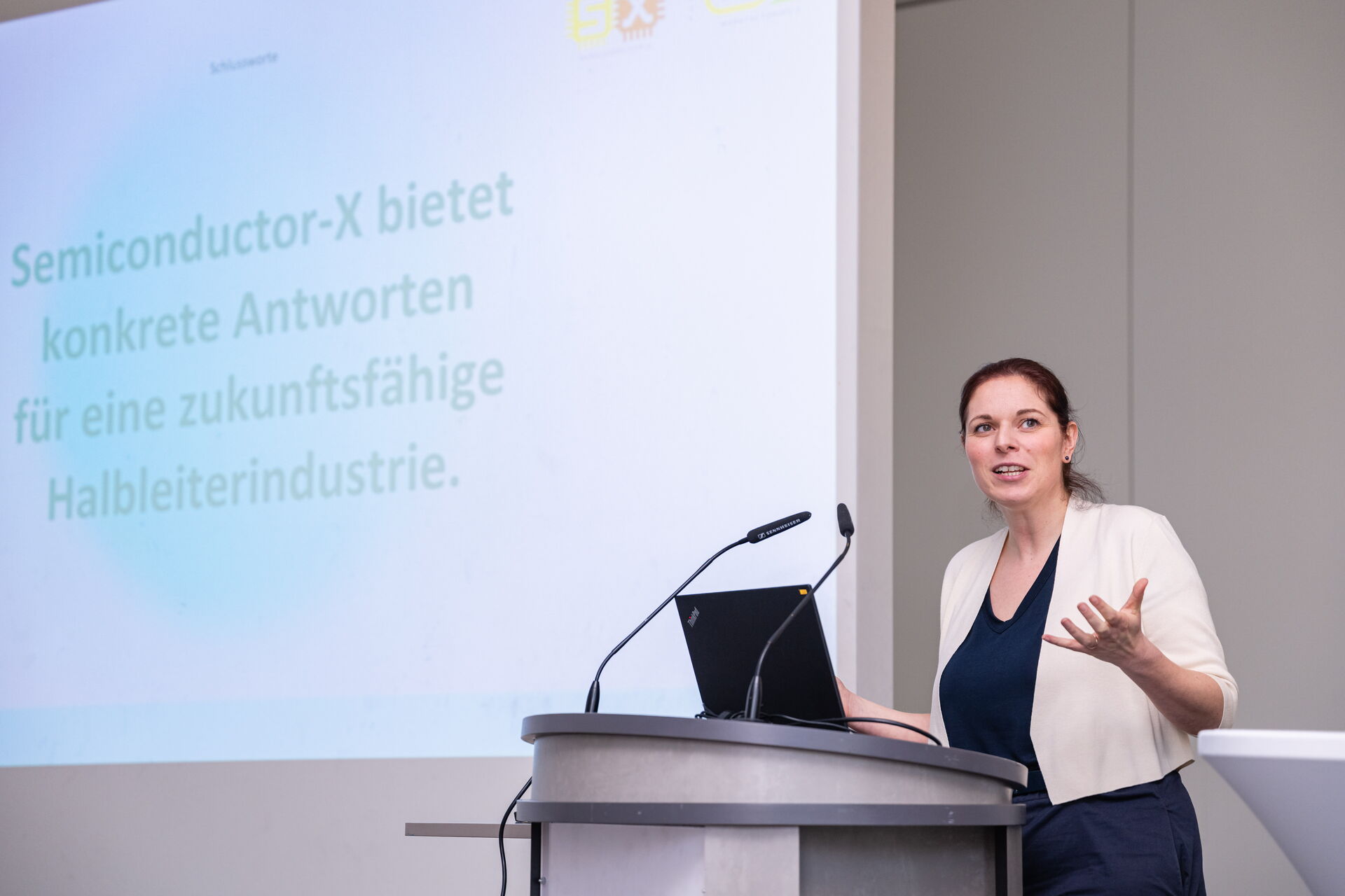 Stefanie Hammer bei ihrem Vortrag beim IIoT Innovation Brunch