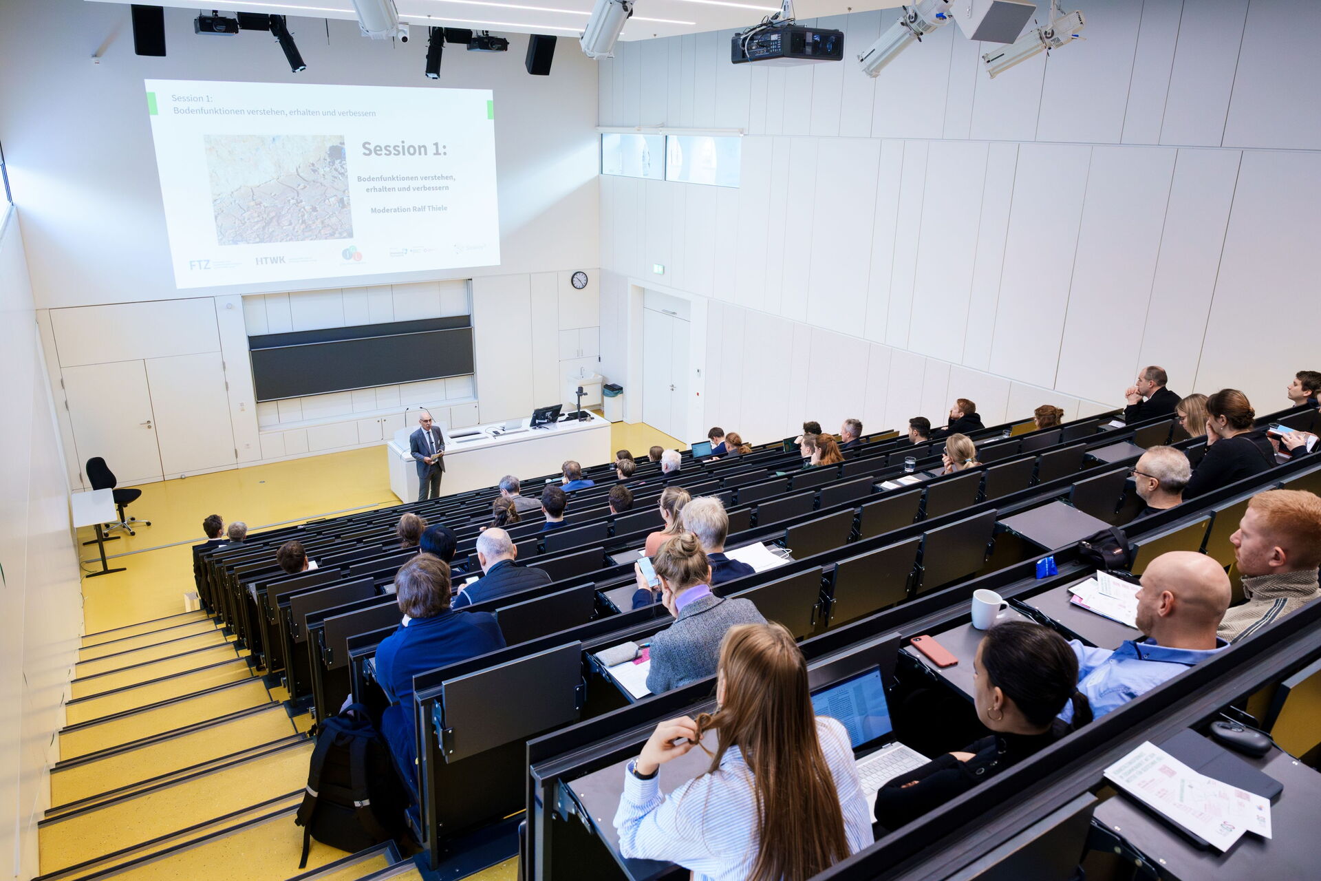 Prof. Ralf Thiele spricht vor den Teilnehmenden des 1. Leipziger Geotechnik-Symposiums