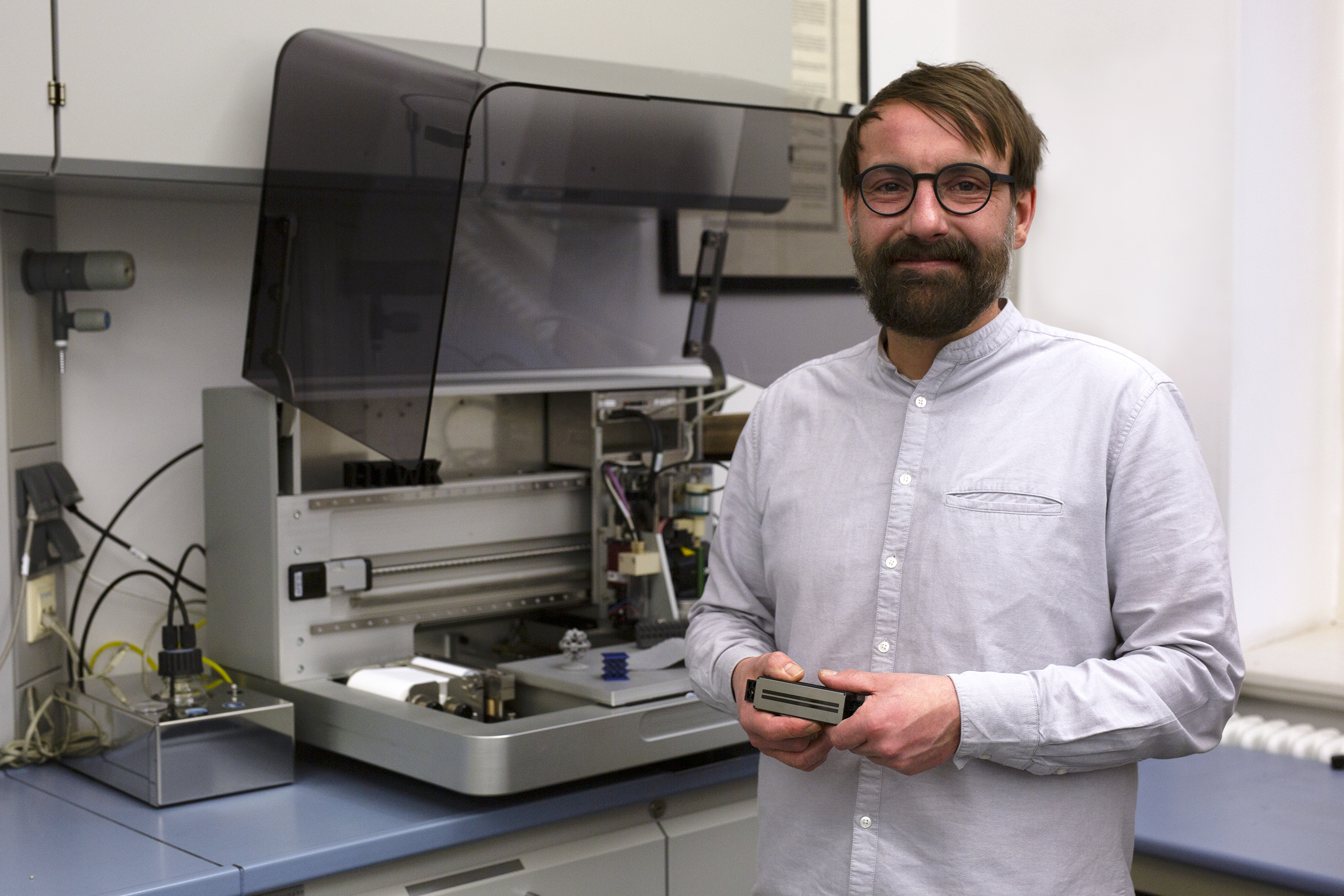 Prof. Dr. Ingo Reinhold mit einer Probedruckmaschine für industrielle Inkjet-Technologien