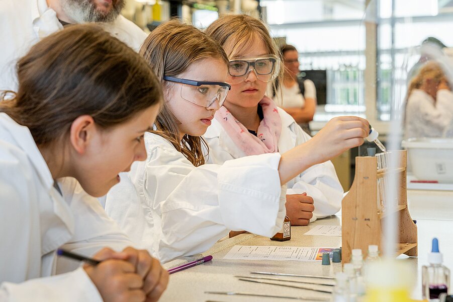 Im Fechner-Bau lösten Kinder ab dem Grundschulalter spannende Chemie-Rätsel (Foto: Saskia Pramor/HTWK Leipzig)
