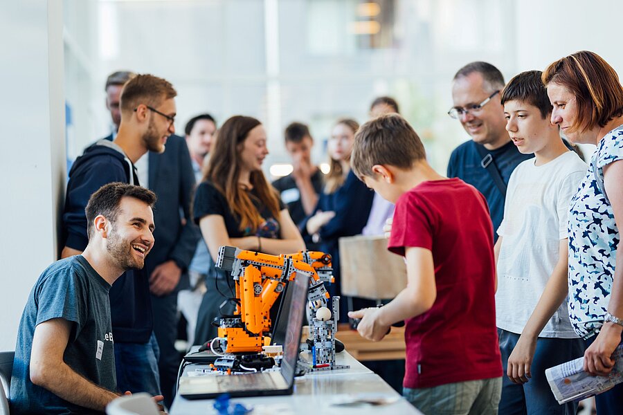 Am Stand der Forschungsgruppe FLEX ging es um das Bauen mit Holz - mit Augmented Reality und Robotern (Foto: Christian Hüller/HTWK Leipzig)
