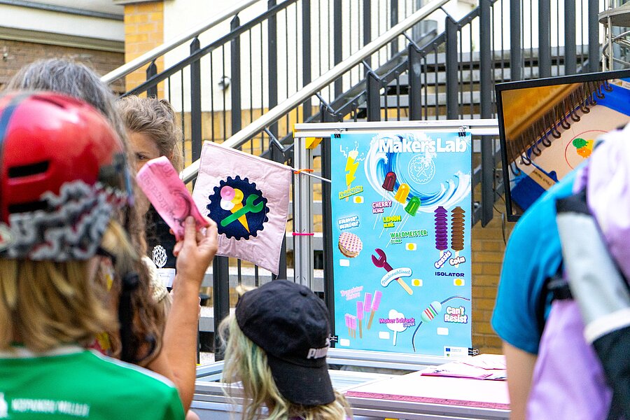 Das Makers Lab bot mit seinem Werkstatt- und Eiswagen leckeres Eiskreationen an und informierte zugleich über den Weg von der Idee bis zum fertigen Eisprodukt (Foto: Jan Urban/HTWK Leipzig)