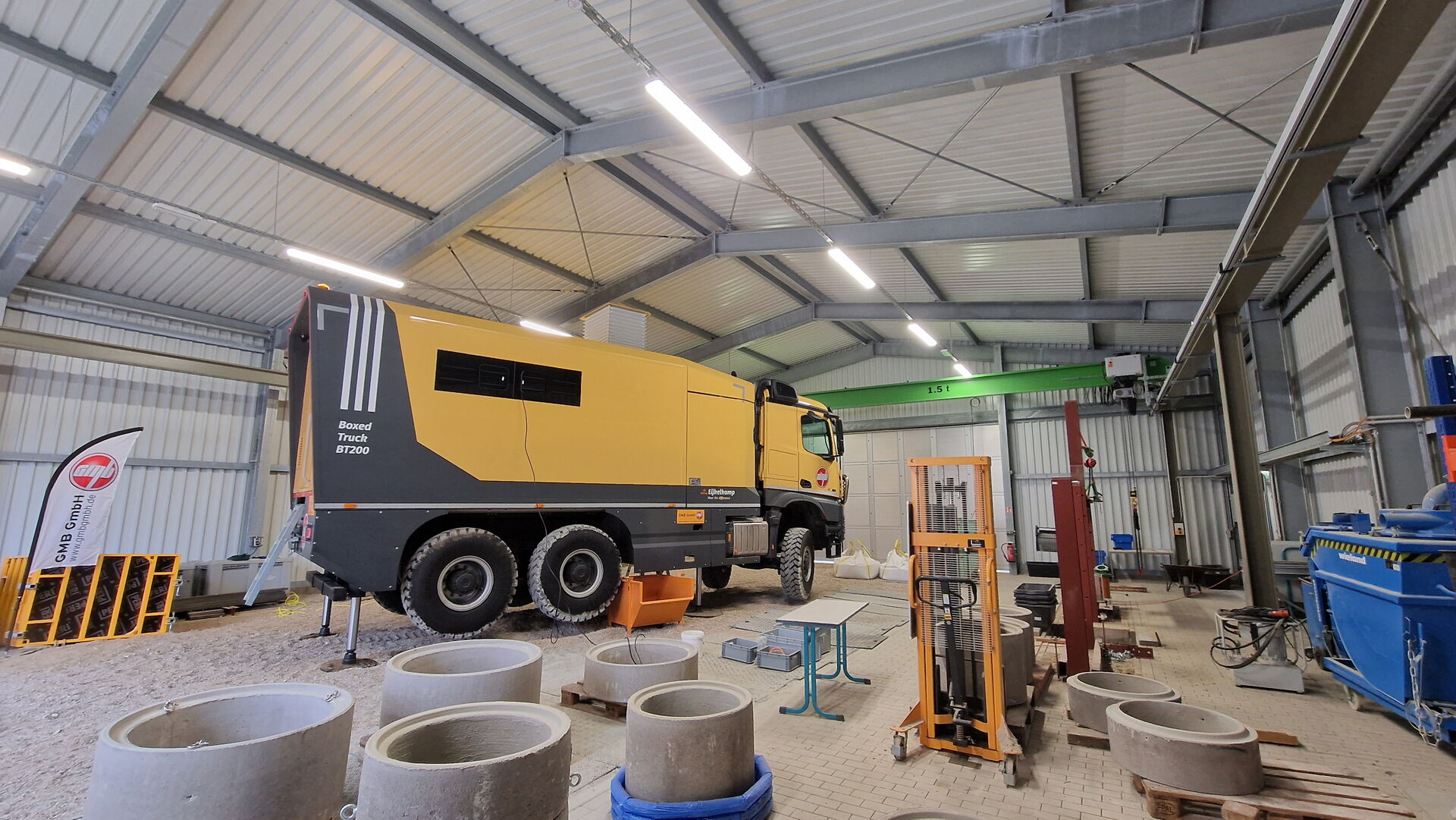 Ein LKW in einer Halle