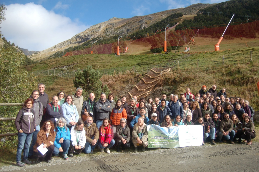 Ein Gruppenfoto der Teilnehmenden des AEIP-Kongresses vor einer Skipiste