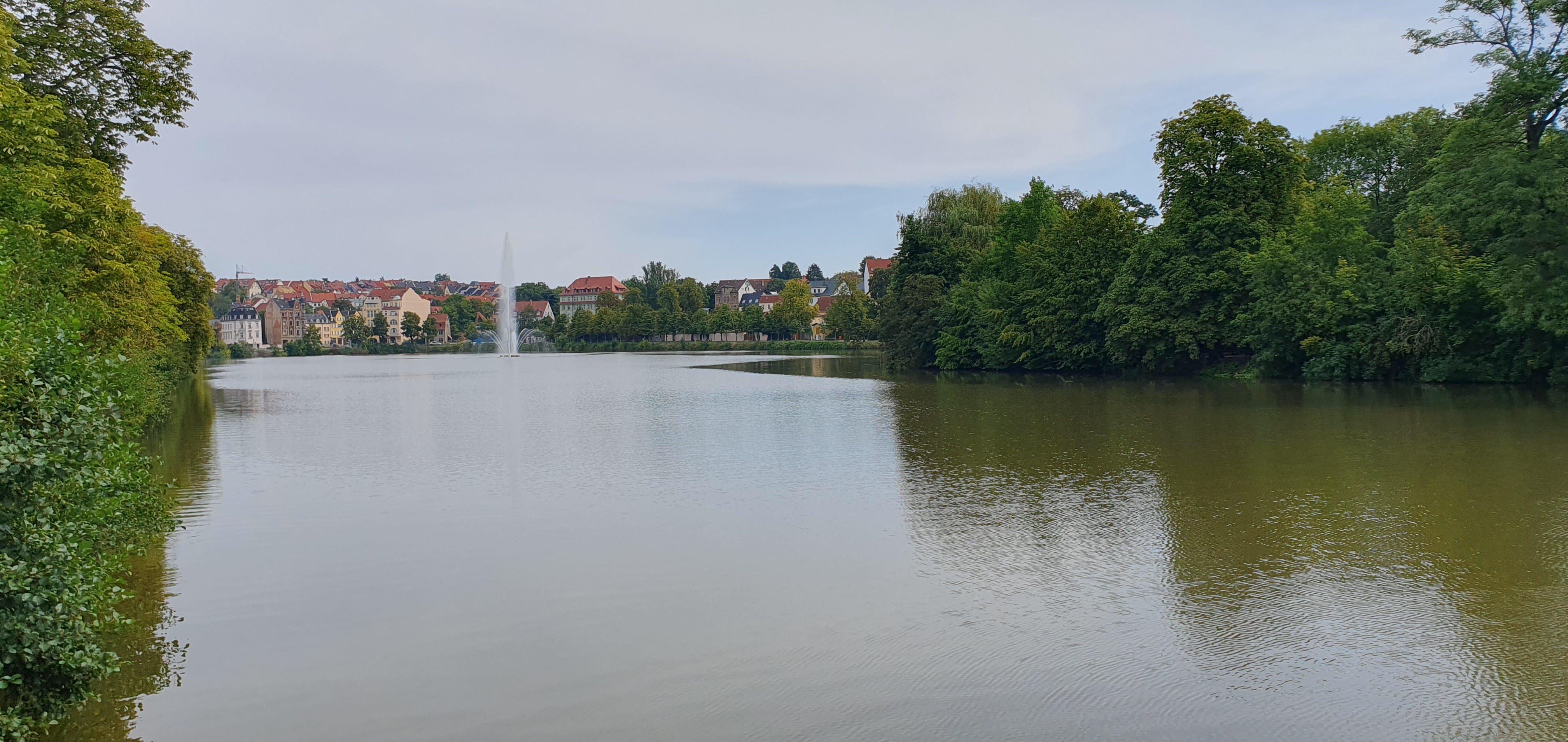 Blick auf Altenburg über den Großen Teich, in der Mitte eine Fontäne