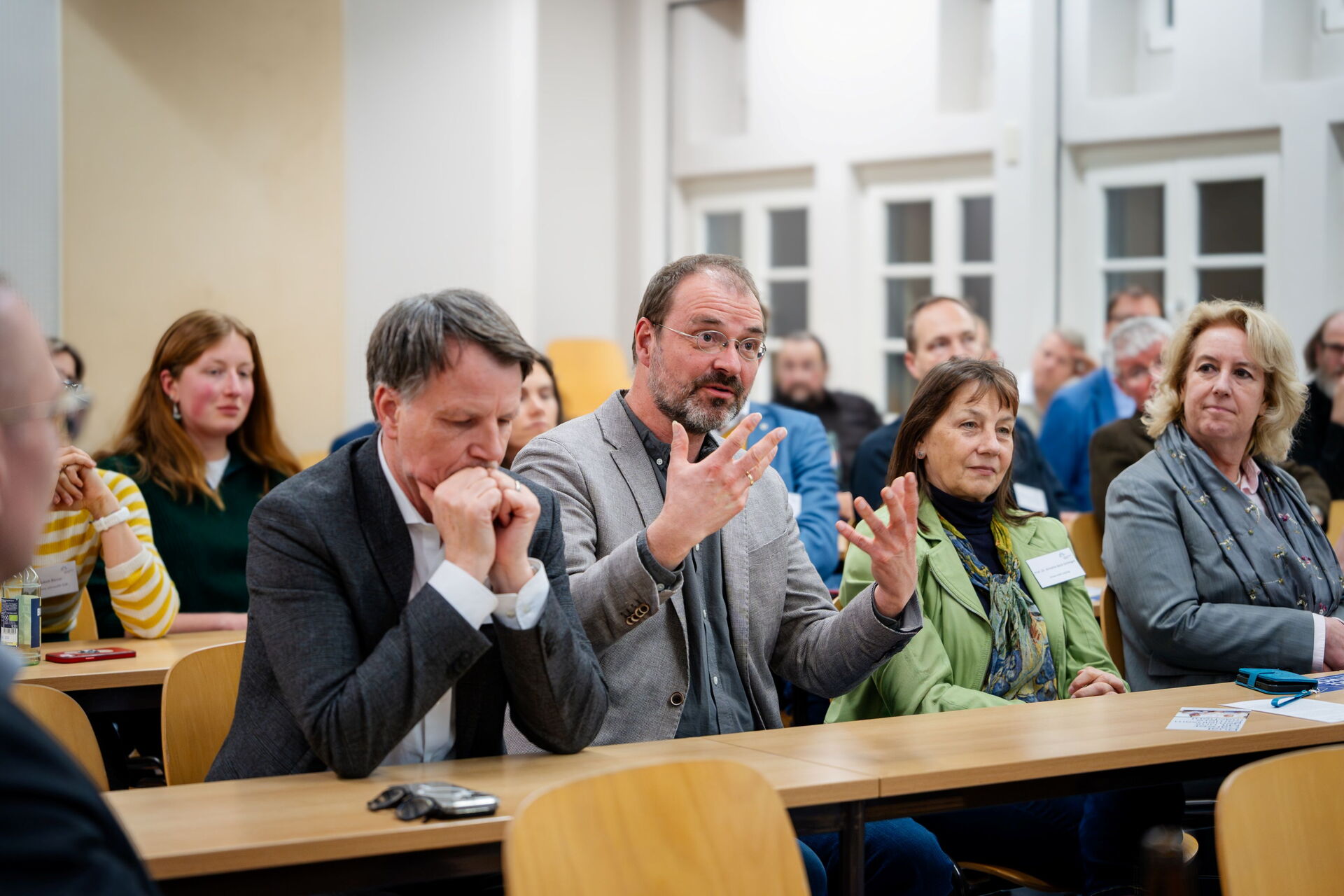 Ein Mann gestikuliert