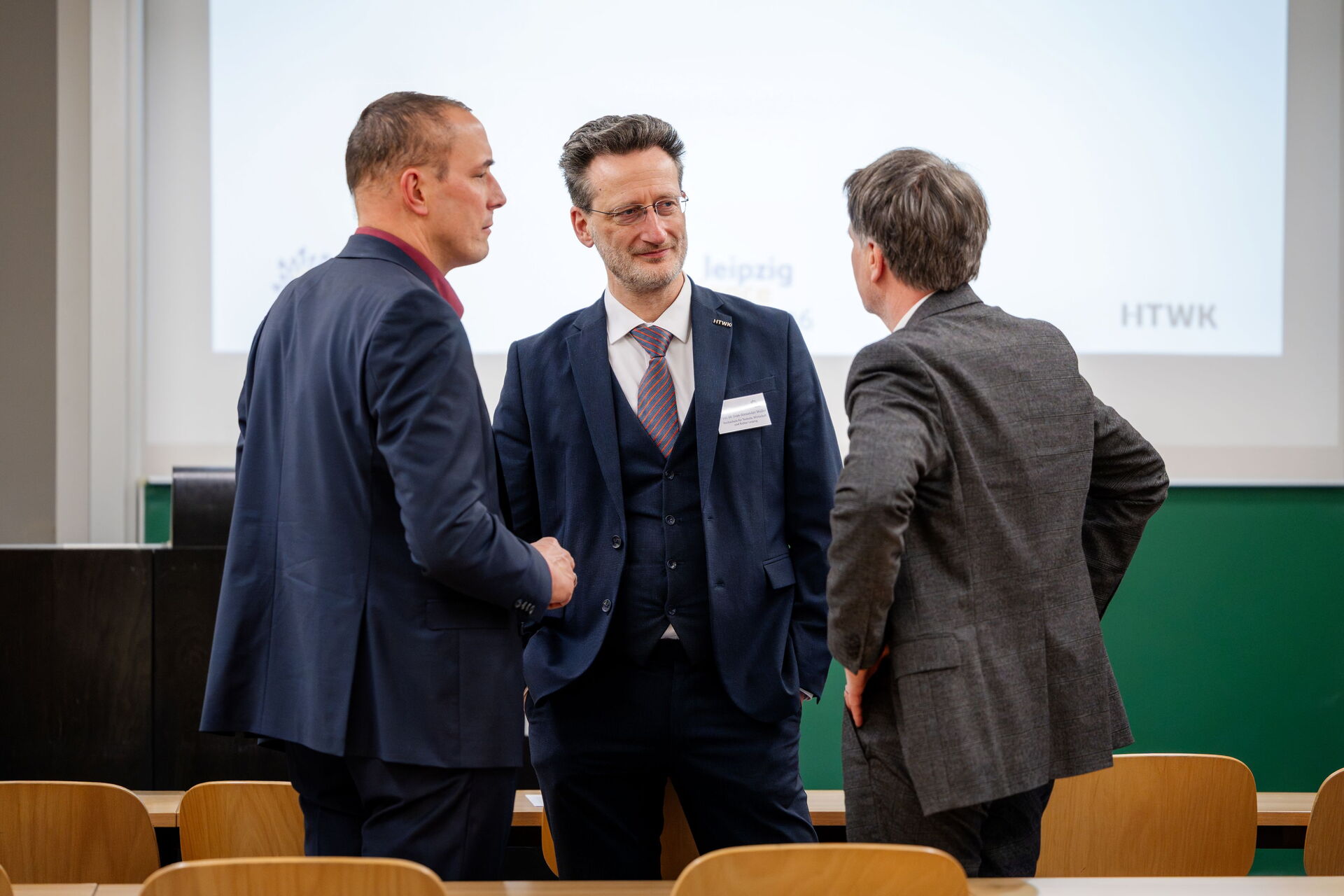 Drei Männer sprechen miteinander