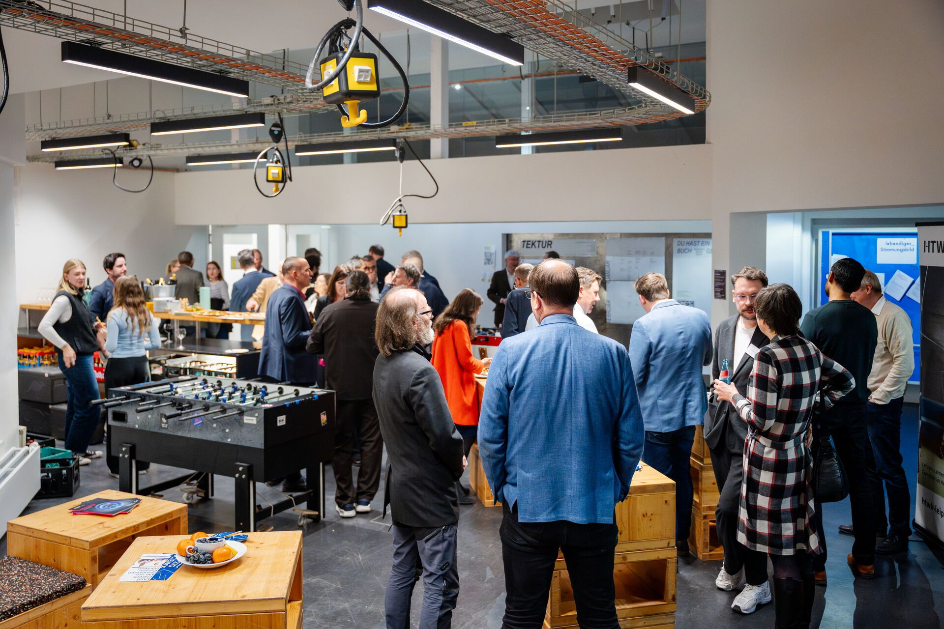 Ein Raum voller Menschen, die miteinander sprechen