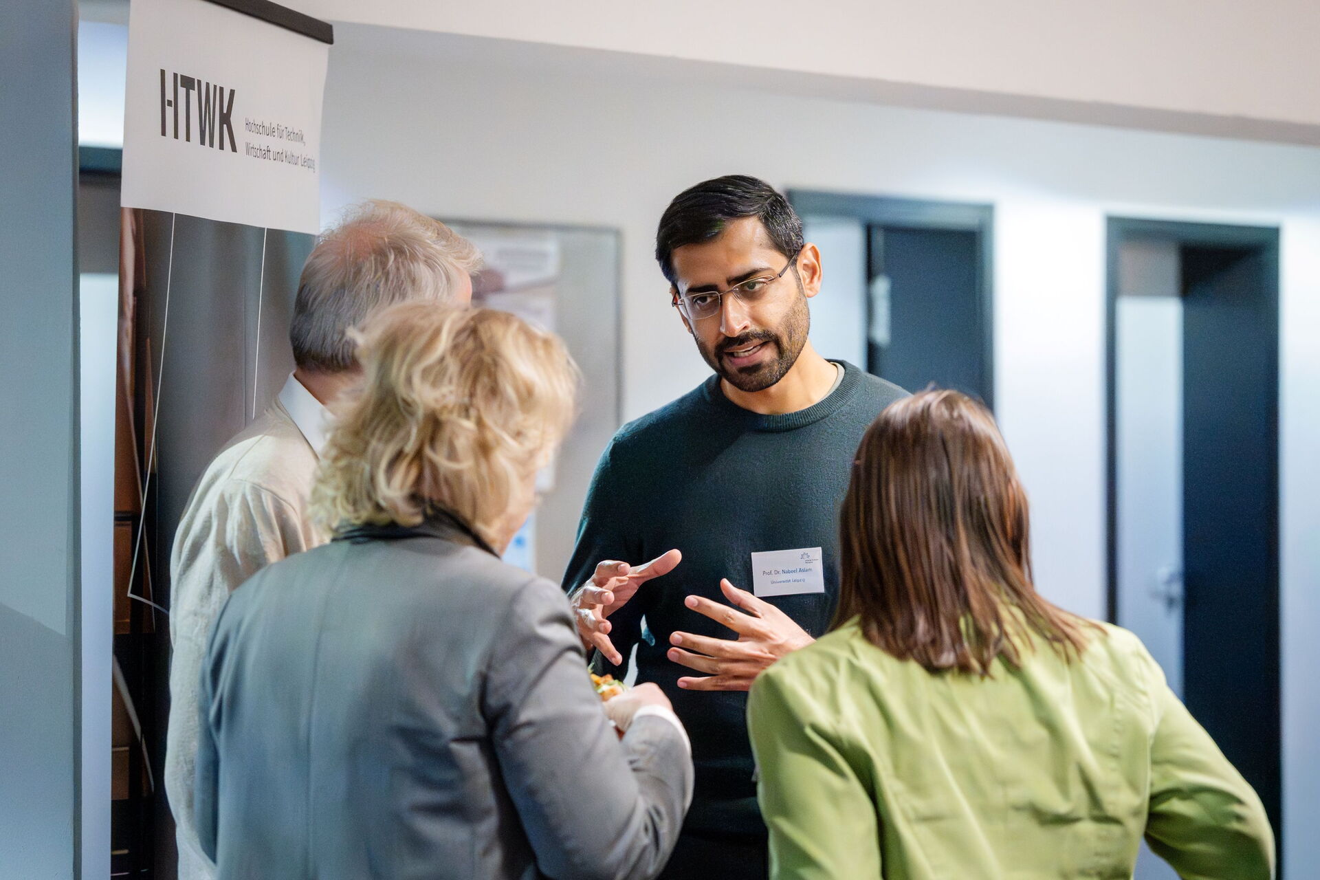 Eine Gruppe von Menschen sprechen miteinander