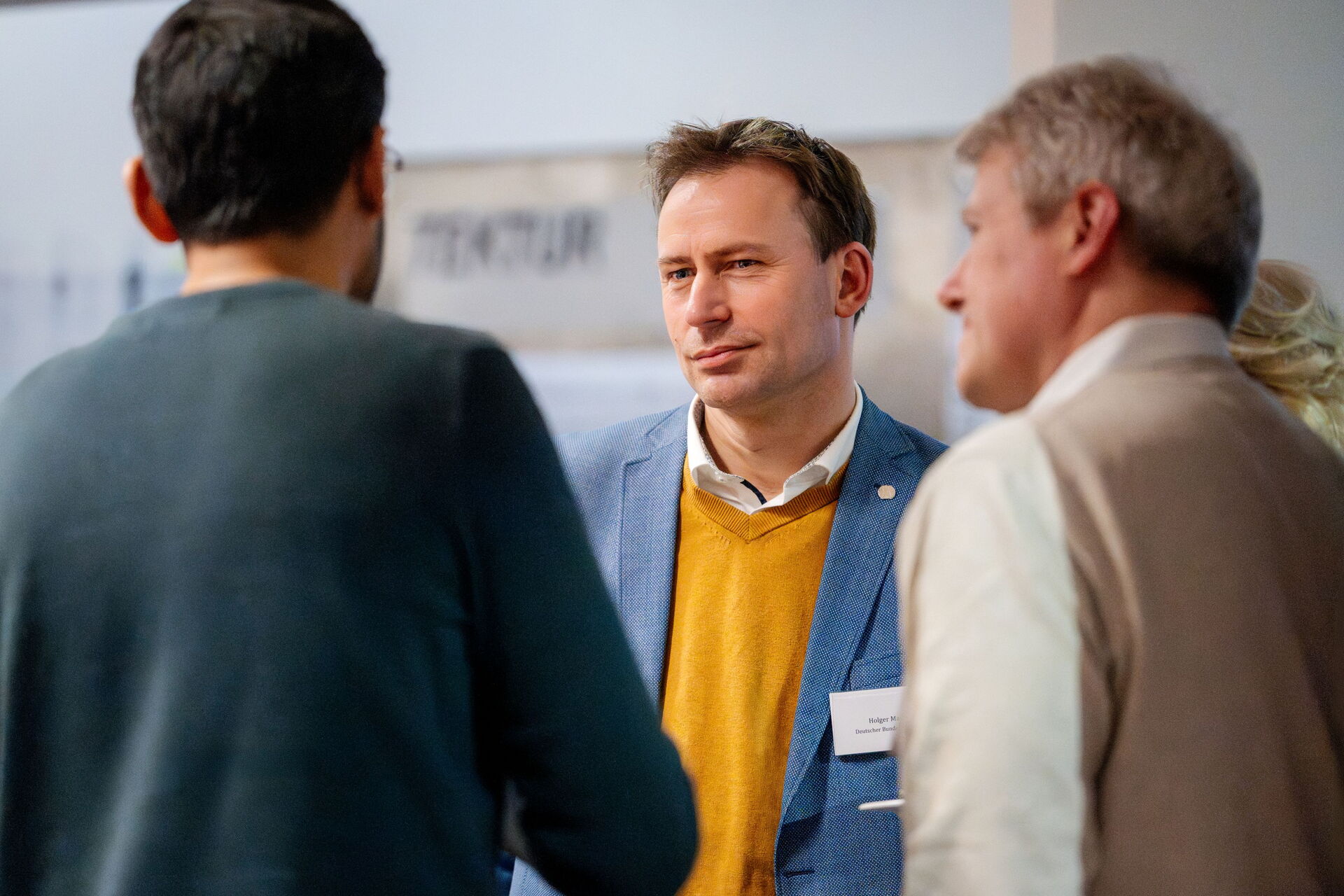 Drei Männer im Gespräch