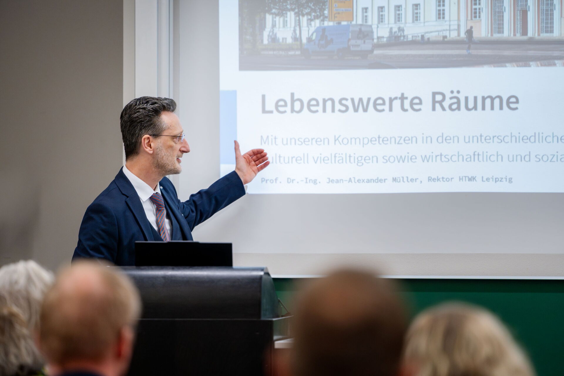 Ein Mann hält einen Vortrag