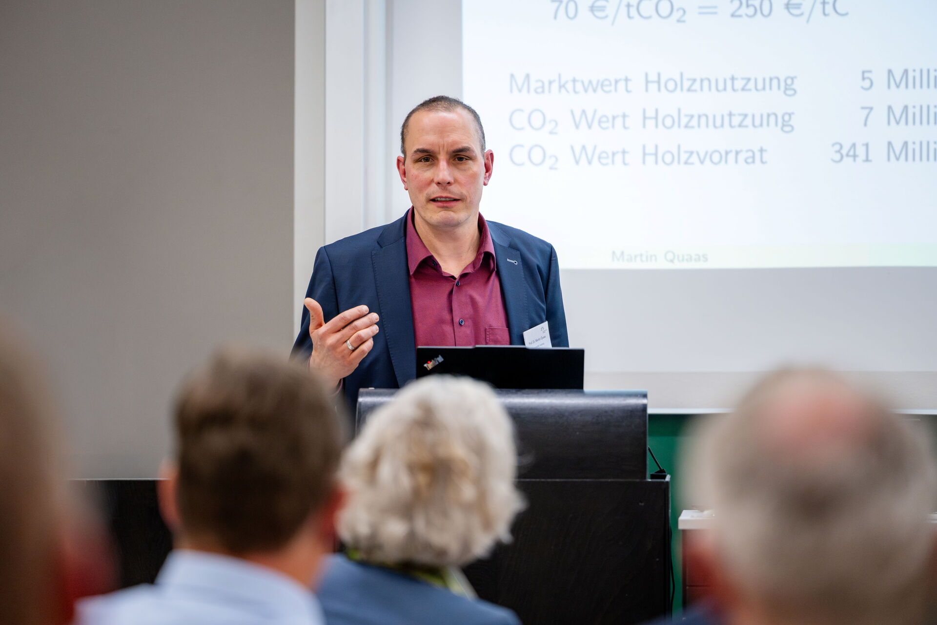 Ein Mann hält einen Vortrag