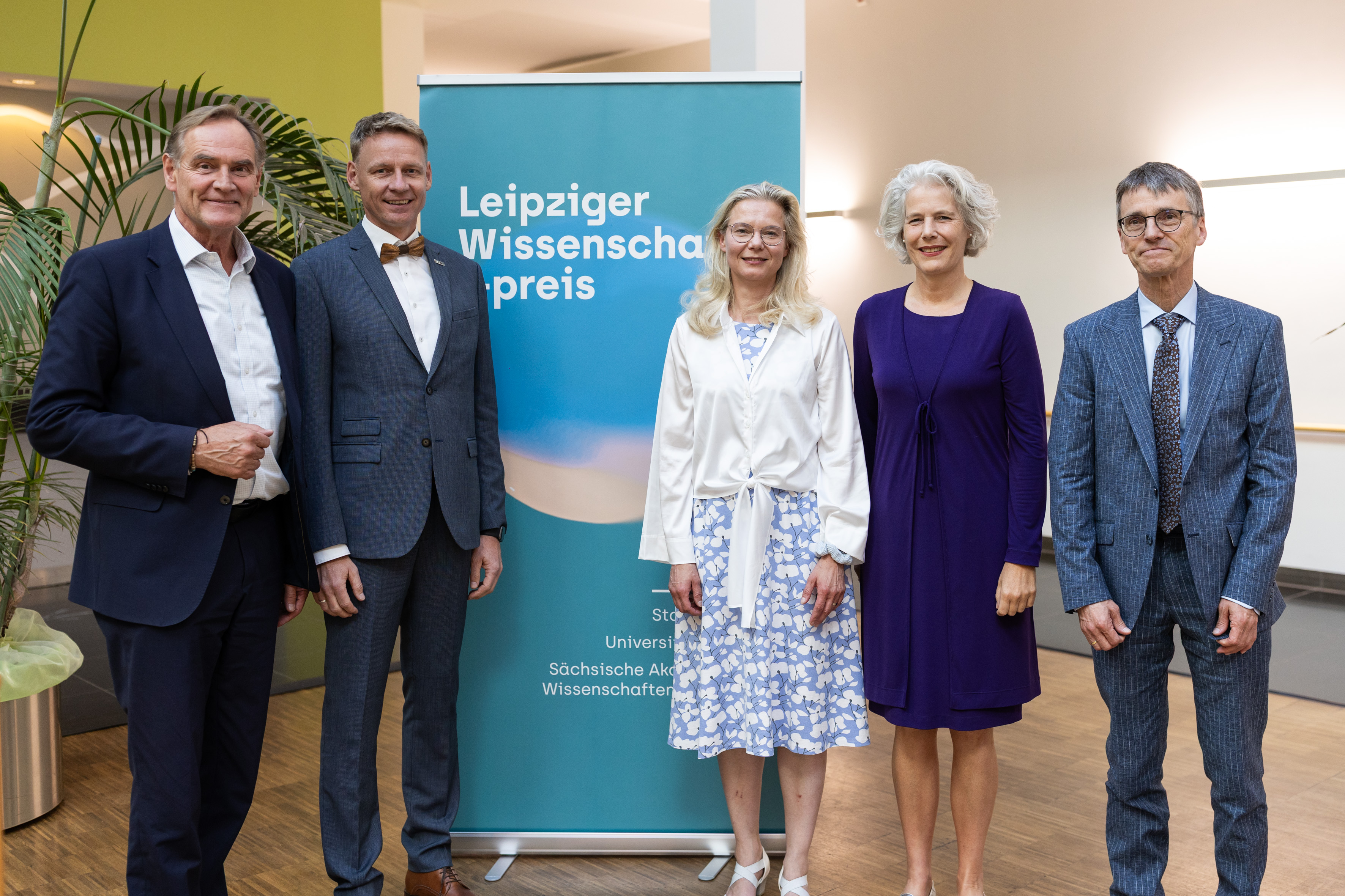 v. l.: Der Leipziger Oberbürgermeister Burkhard Jung, Prof. Dr.-Ing. Alexander Stahr, Prof. Dr. rer. med. Antje Körner, Rektorin der Universität Leipzig Inés Obergfell und Prof. Dr. Hans-Joachim Knölker, Präsident der SAW 5 Personen stehen vor einem Roll-up