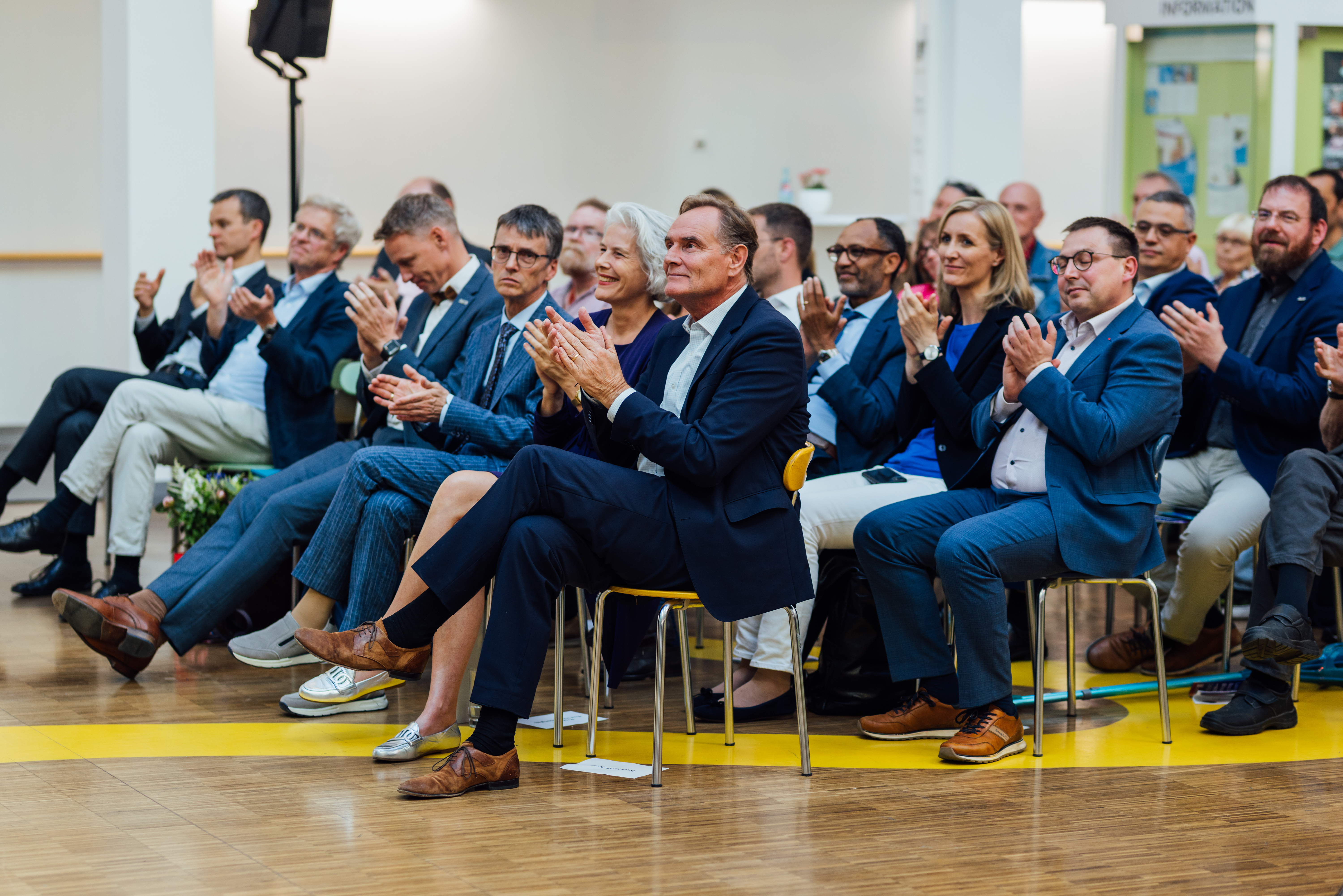 Der Preis wurde im Atrium der Klinik für Kinder- und Jugendmedizin des Universitätsklinikums Leipzig verliehen (Foto: Christian Hüller) klatschendes Publikum