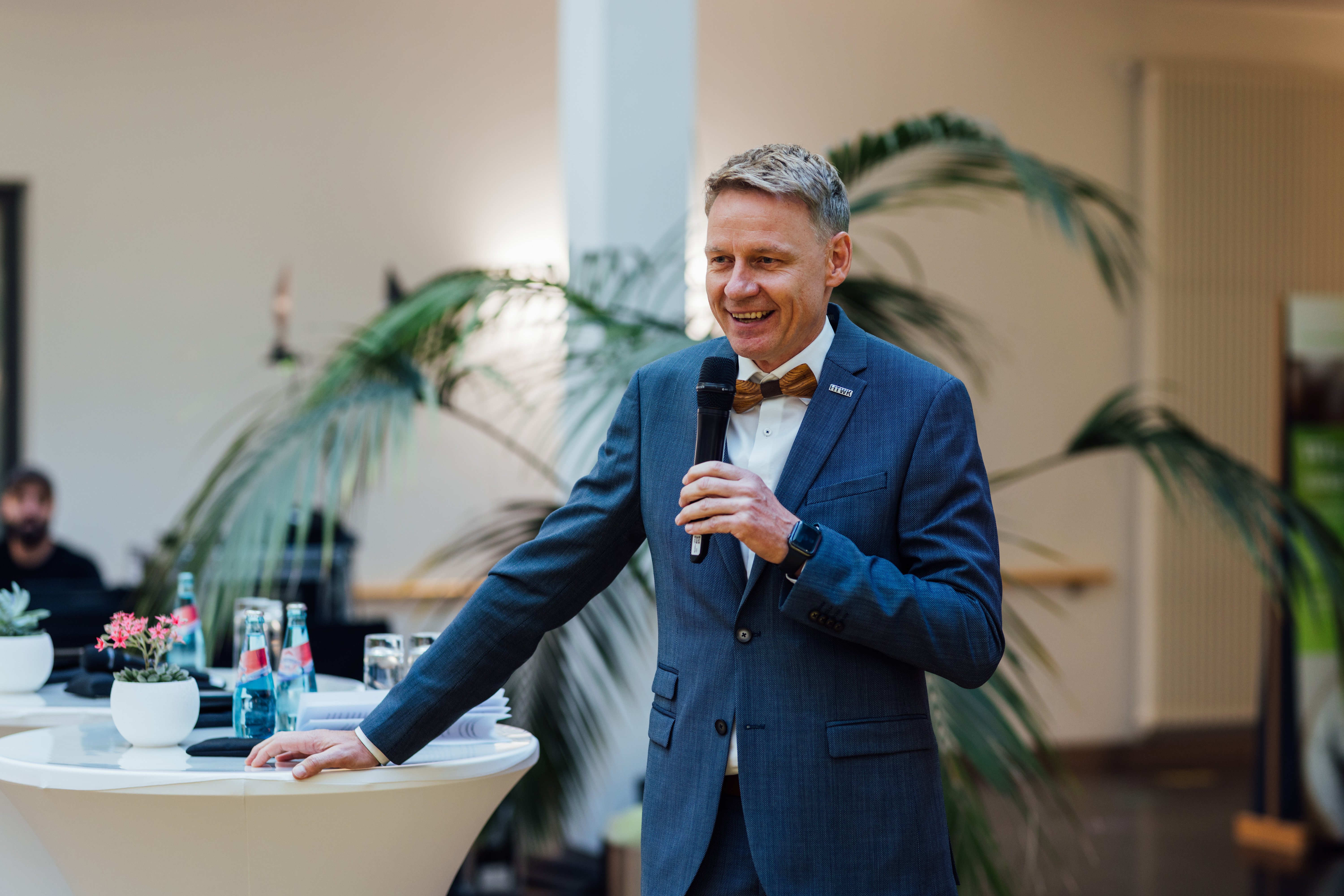 Prof. Dr.-Ing. Alexander Stahr während seiner Danksagung bei der Preisverleihung (Foto: Christian Hüller) Ein Mann spricht in ein Mikrofon