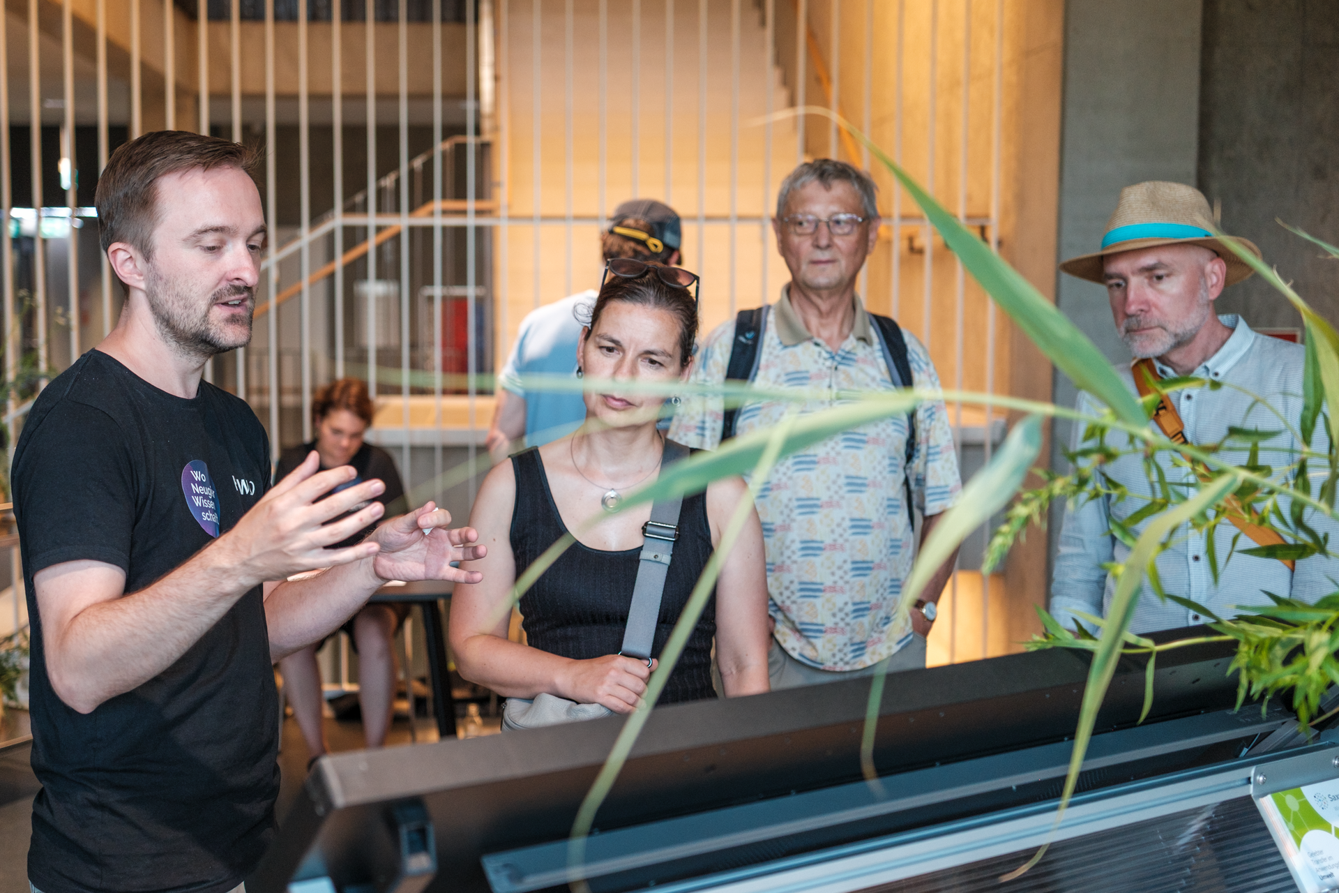 Dr. Richard Zeumer mit Besucher*innen am Stand der Ökologischen Gewässerentwicklung
