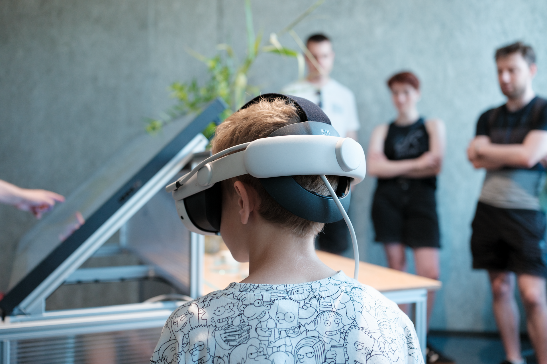 Ein Kind mit VR-Brille