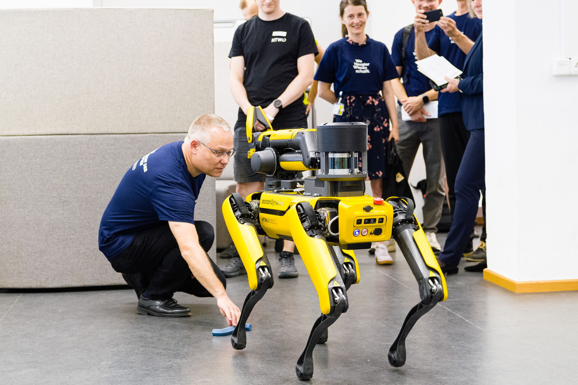 Jan Pratzka mit einem Roboter an der LNDW der HTW Dresden
