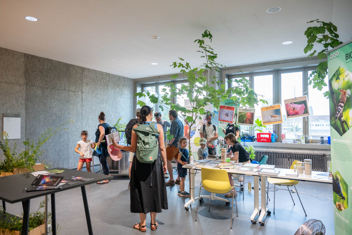 Besucher*innen an unserem Stand bei der LNDW