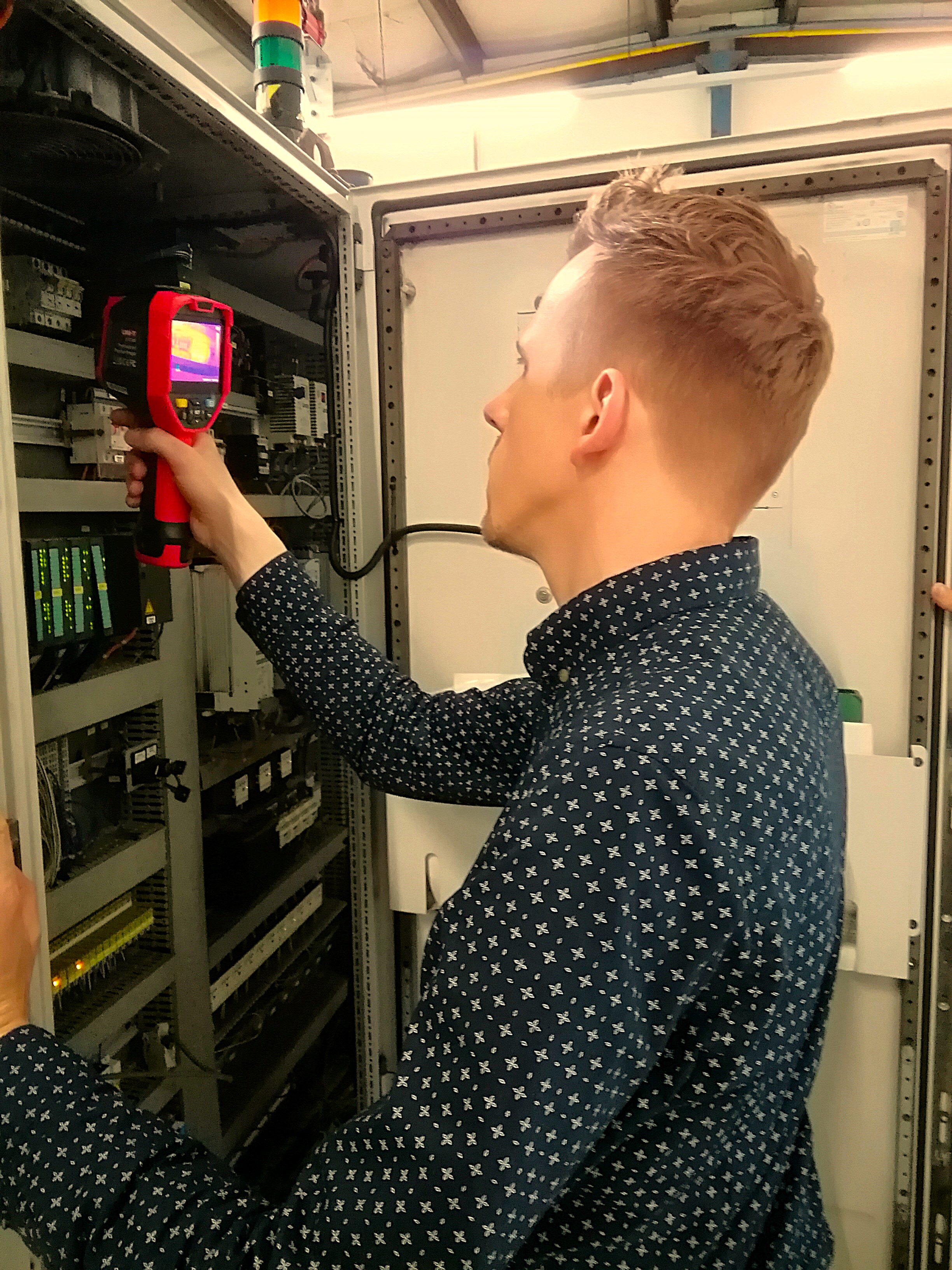 Thermografie trifft Transfer – Mit der Wärmebildkamera bei TechnoCoat (Foto: Martin Herling) Heiko Röthig identifiziert überhitzte Bauteile.