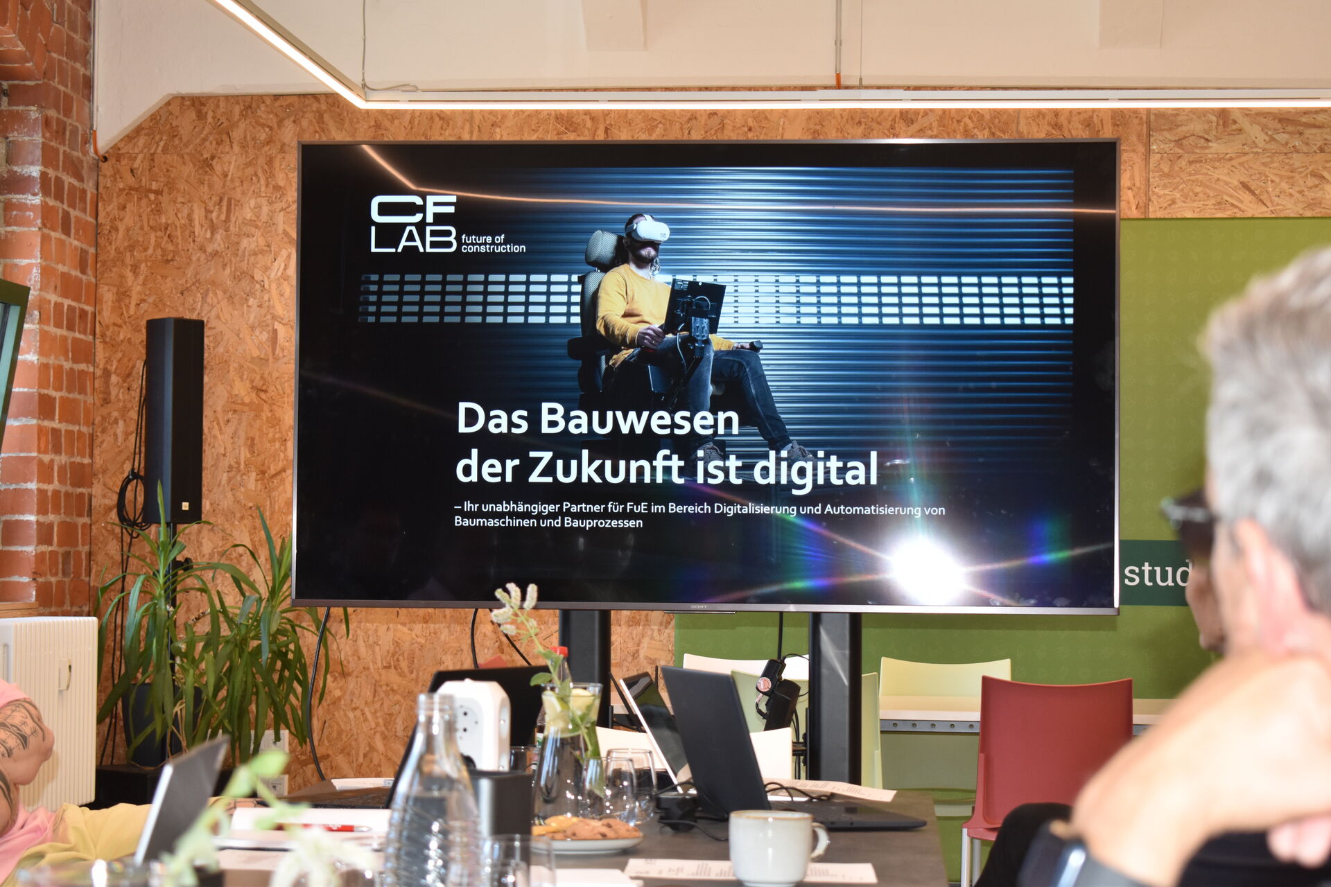 Die Teilnehmer beobachten die Präsentationsfolien des CF Labs
