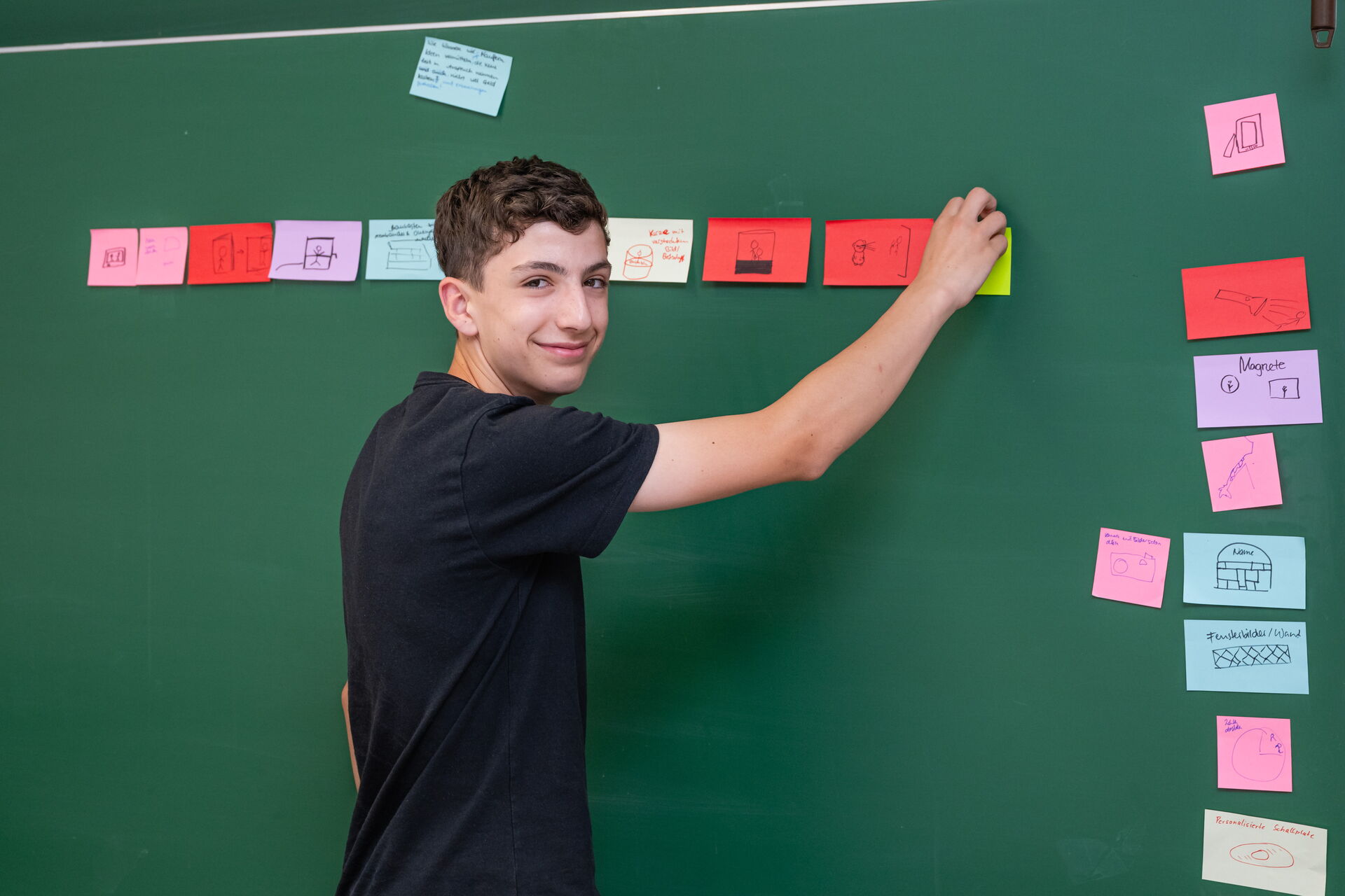Ein Schüler an der Tafel