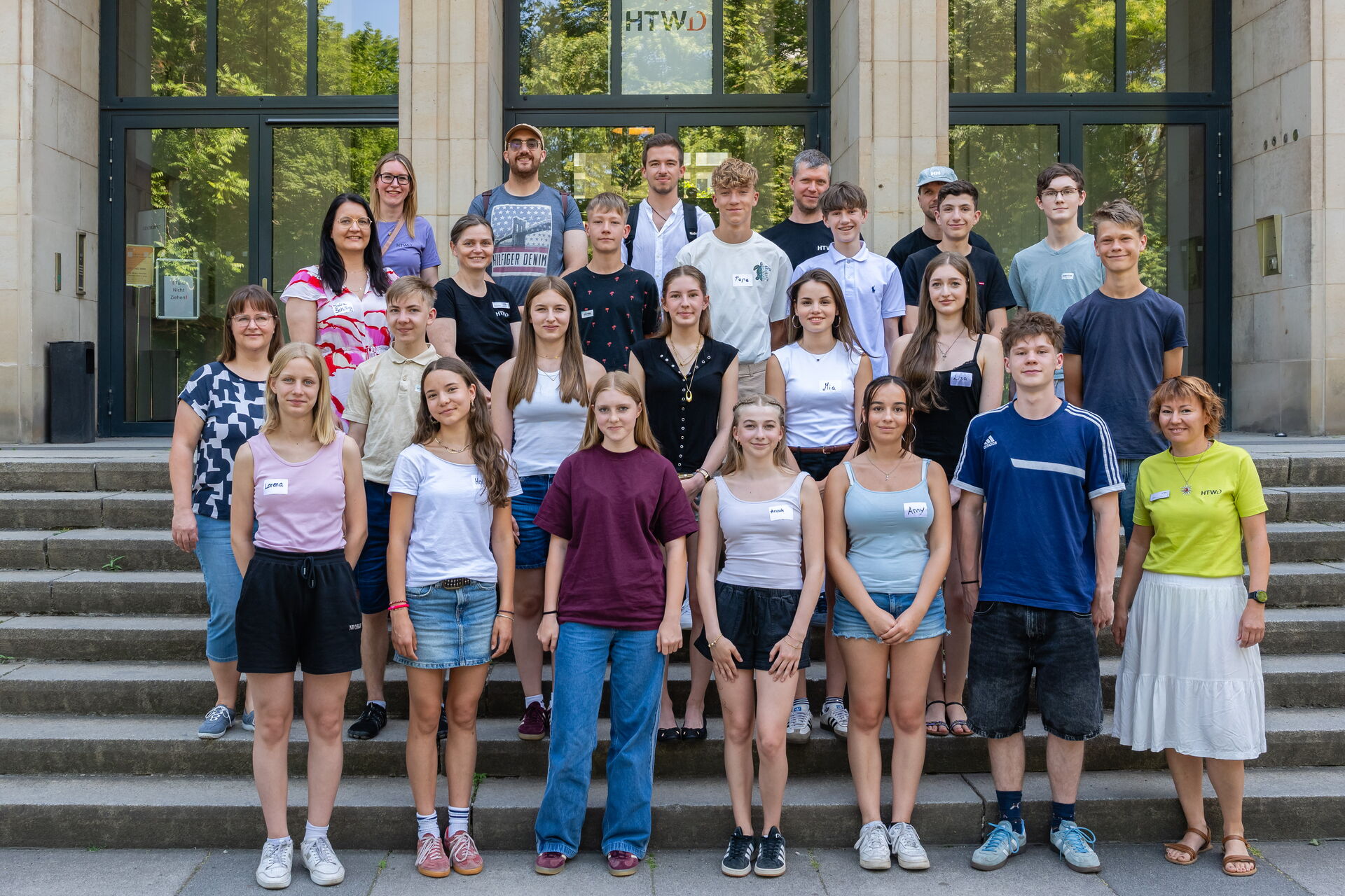 Ein Gruppenfoto mit Schüler*innen und Betreuer*innen der Wunschwerkstatt