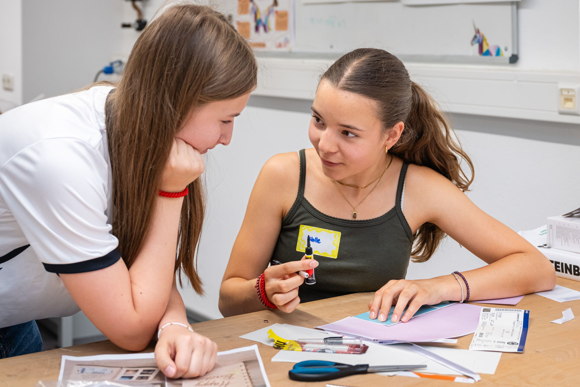 Zwei Schülerinnen während einer Arbeitsphase bei der Wunschwerkstatt