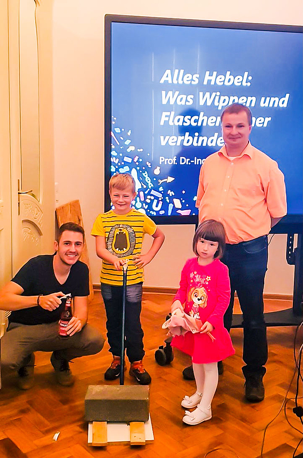 Das zischt: Das Kinderuni-Team vom 25. September 2021: Robin Biebl, Paul, Celina und Professor Uwe Mahn.