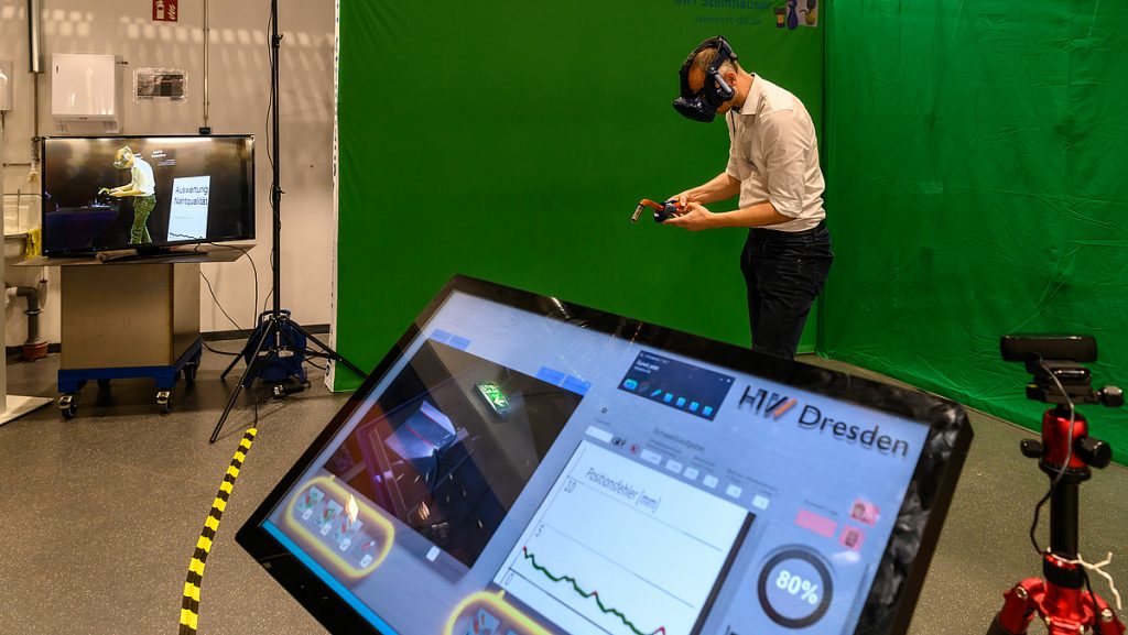 Ein Mann testet die VR Brille im Labor.