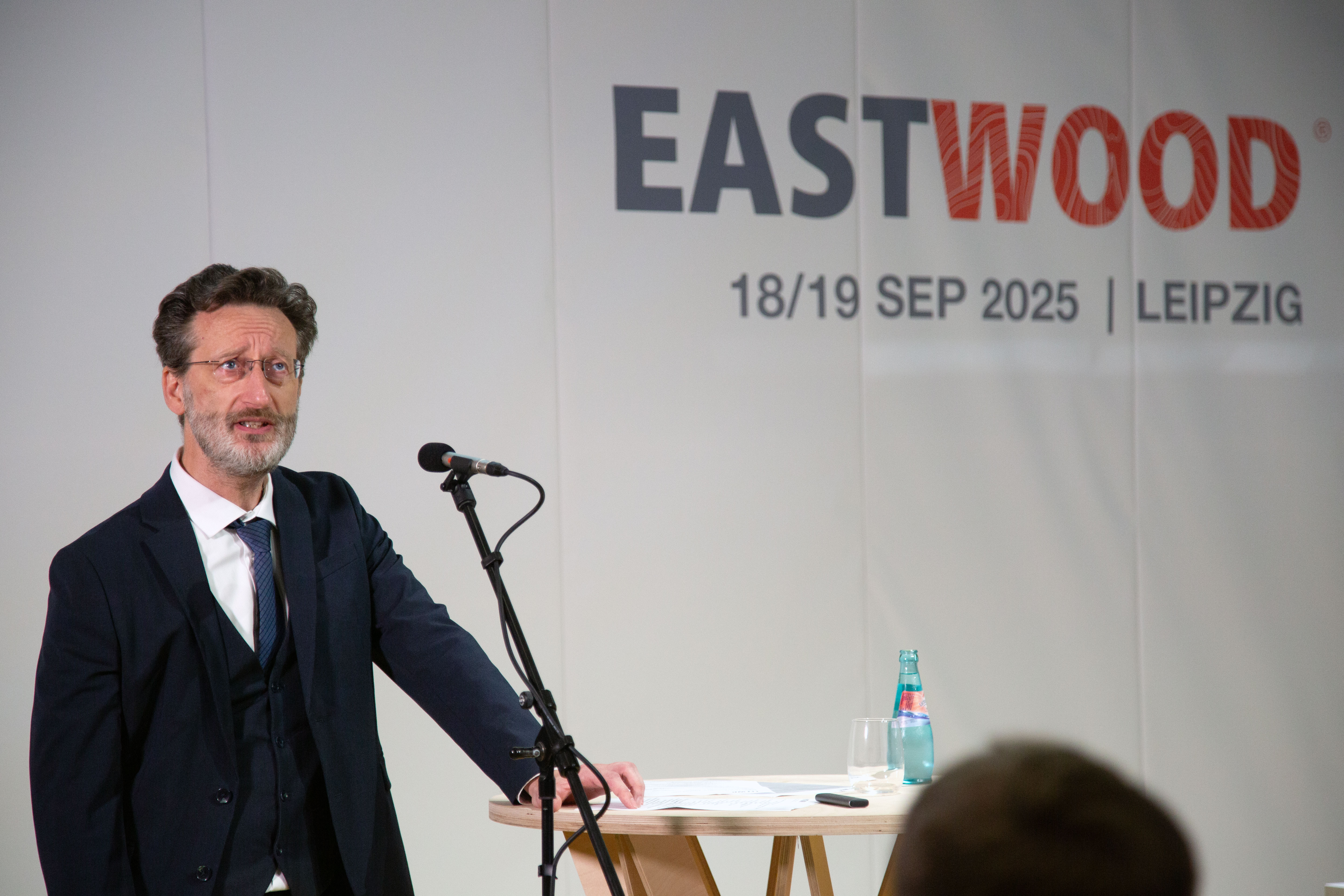 Grußwort des Rektors der HTWK Leipzig (Foto: Katrin Haase / HTWK Leipzig) Mann spricht ins Mikrofon