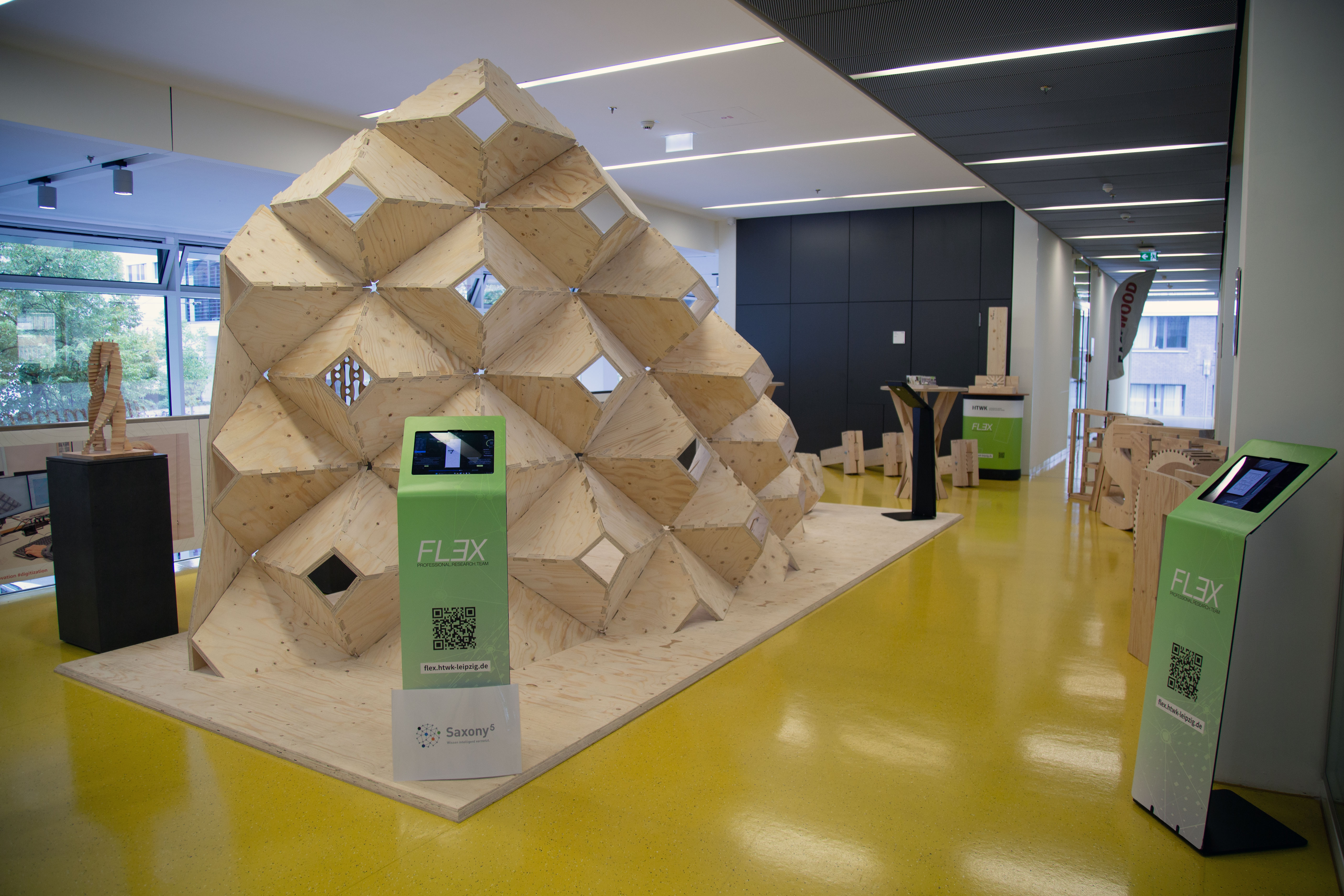 Holzkonstruktion des "Pinewall"-Projekts (Foto: Katrin Haase / HTWK Leipzig) dreidimensionale Holzwand im Foyer