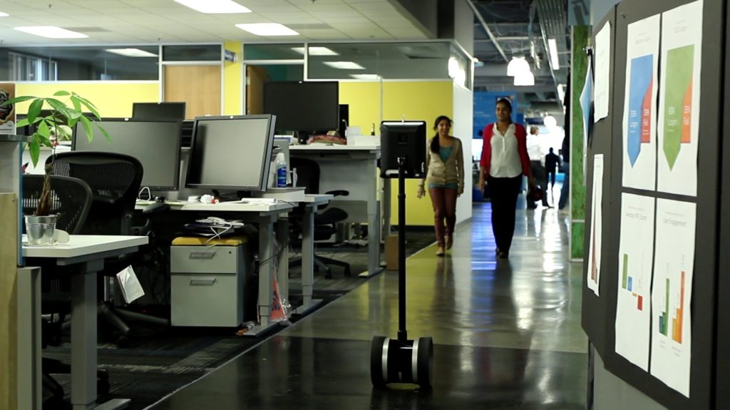 Roboter dreht durch die Büros und zeigt die Umgebung