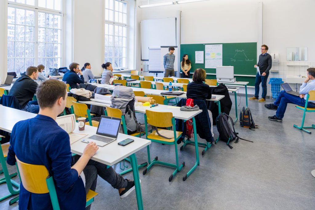 Schulungsraum und Teilnehmer Trainee-Schulungswoche Saxony5 2019/2020
