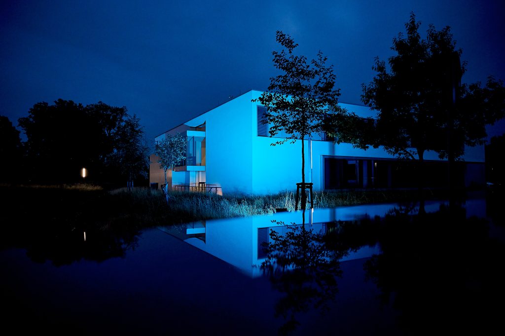 Blau angestrahltes Gebäude bei Nacht