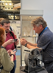 Prof. André Streek zeigt die mikroskopisch kleinen 3DBenchys... (Foto: Annett Kober) Prof. André Streek zeigt die mikroskopisch kleinen 3DBenchys...