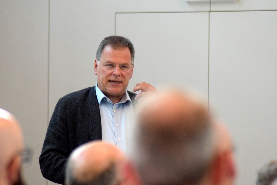 Prof. Tobias Teich spricht bei der Smart Tomorrow Konferenz.