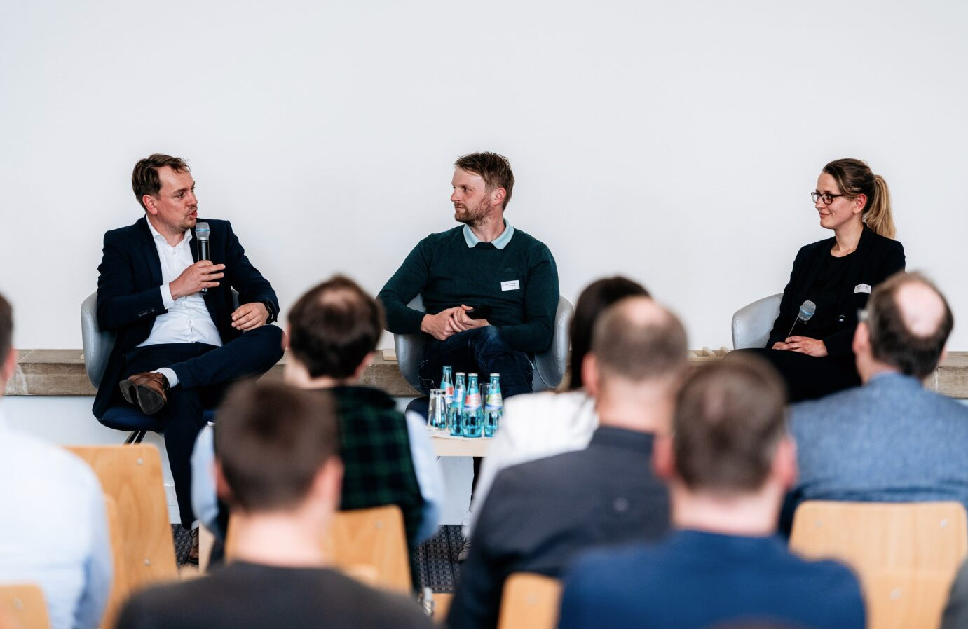 mehrere Menschen diskutieren miteinander