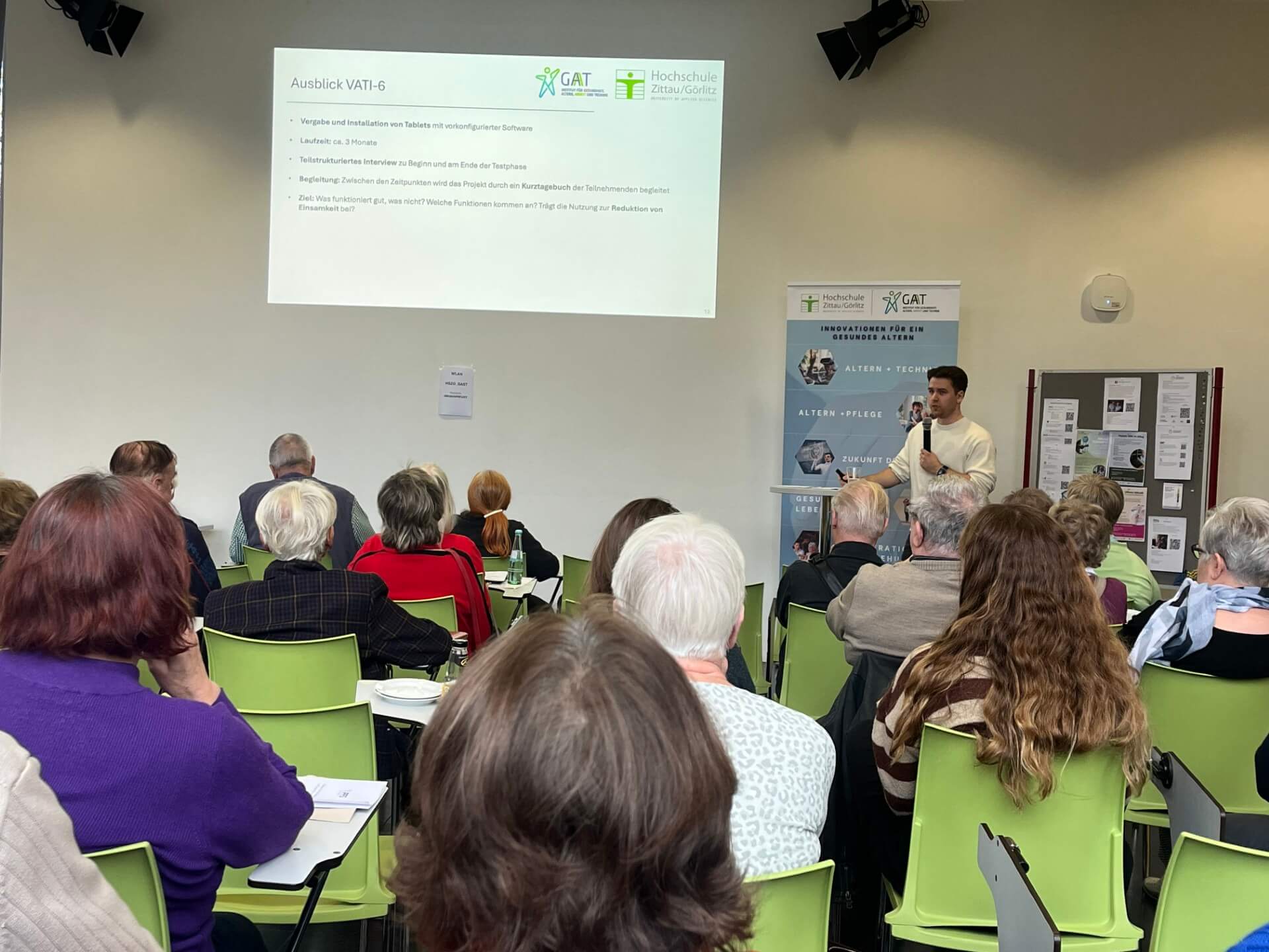 Julian Saling trägt etwas vor