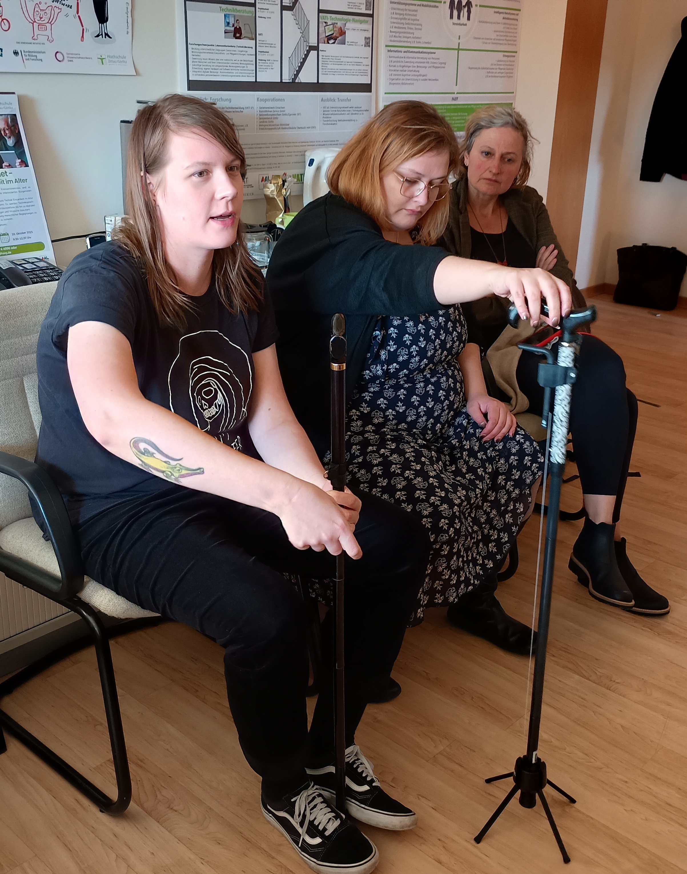 Die Besuchenden haben im AAL-Labor die Möglichkeit, mehrere Geräte für altersgerechtes Wohnen auszuprobieren und an Laborleiterin Maria Fabisch Fragen zu stellen.