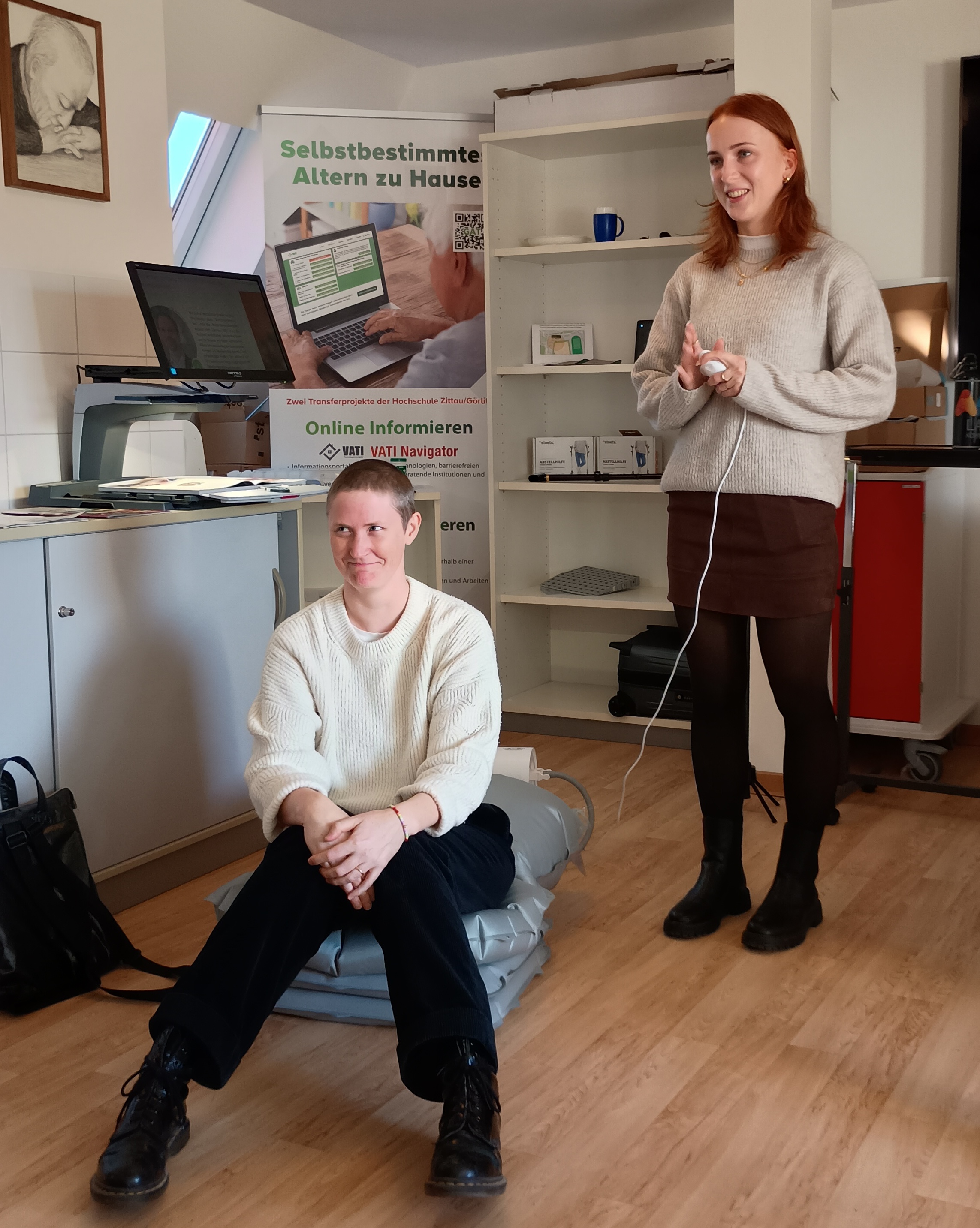 Maria Fabisch zeigt Geräte zum selbstbestimmten Altern