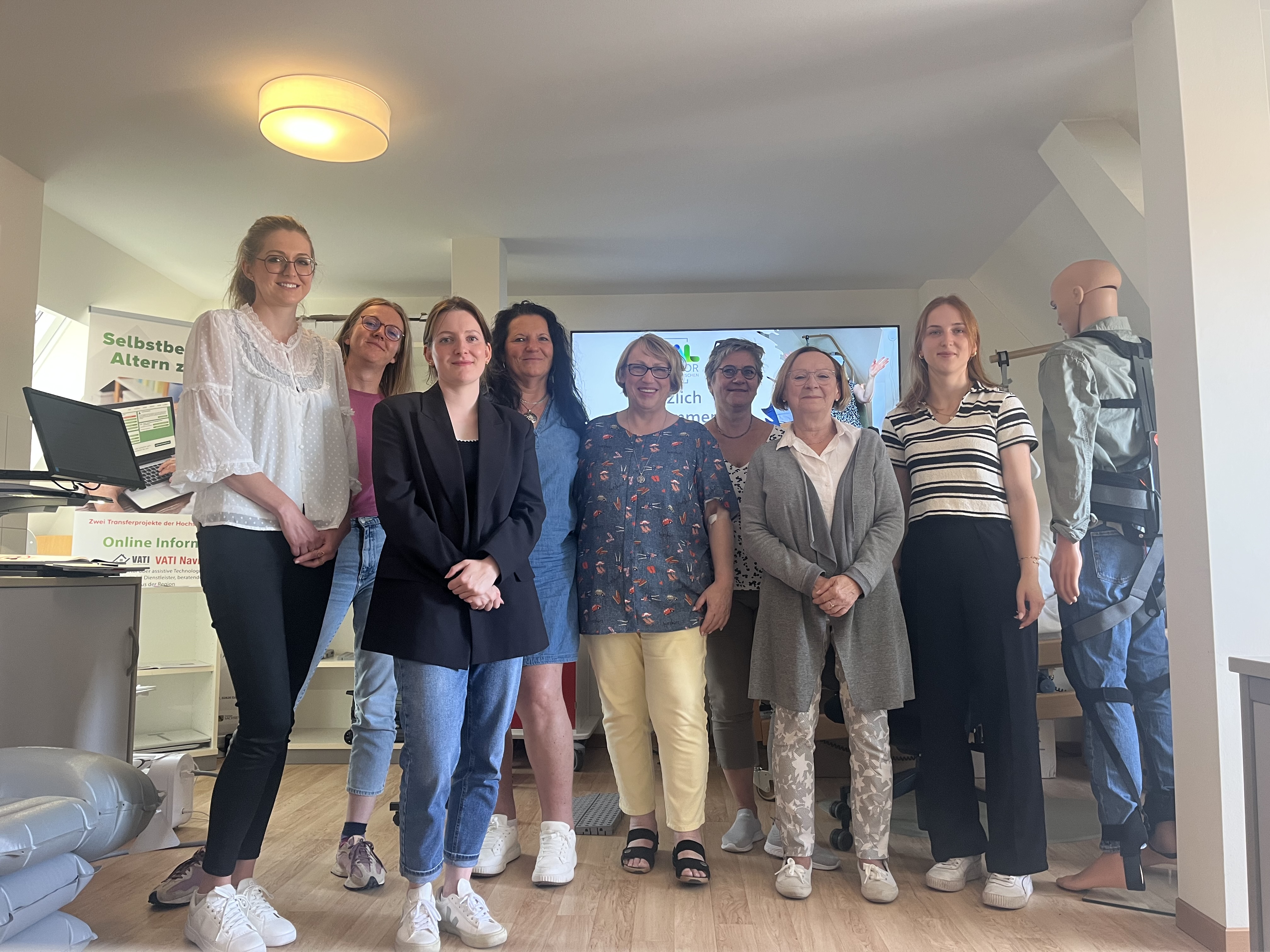 Foto: AAL-Labor Laborleiterin Maria Fabisch, Pflegekoordinatorin Jana Horcicova und weitere Leiterinnen von Selbsthilfegruppen Pflegender Angehöriger stehen im AAL-Labor