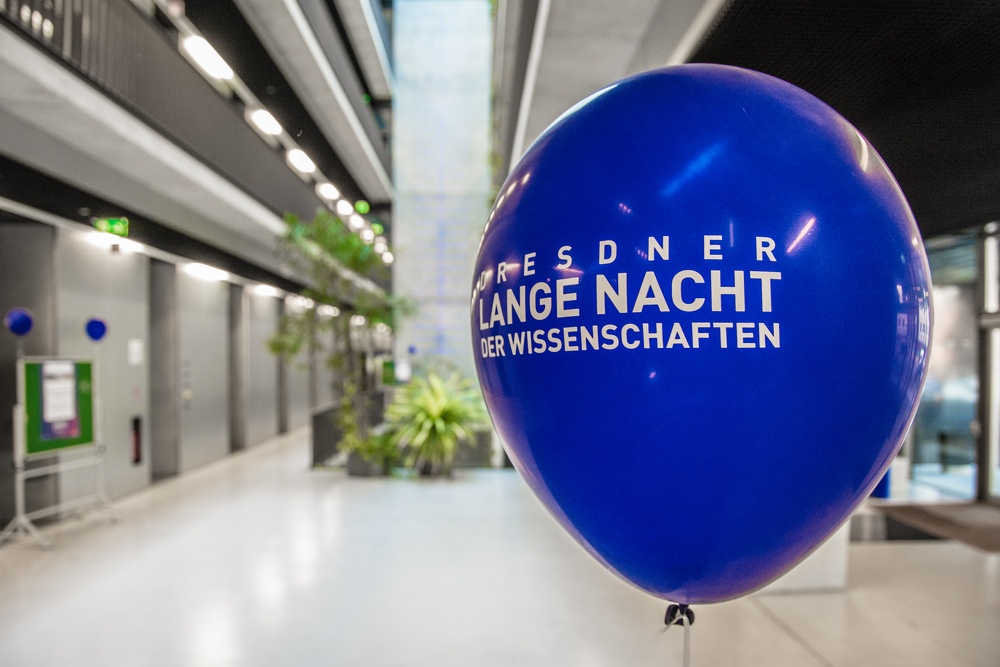 ein blauer Luftballon mit der Aufschrift "Dresdner Lange Nacht der Wissenschaften"