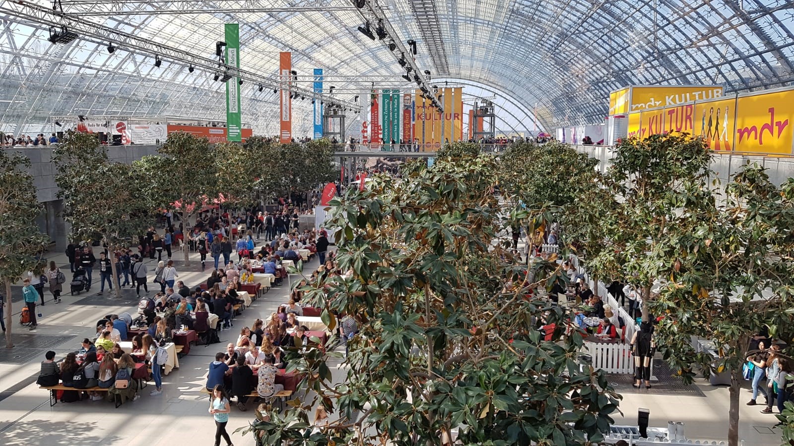 Blick in die Aufenthaltshalle der Leipziger Buchmesse