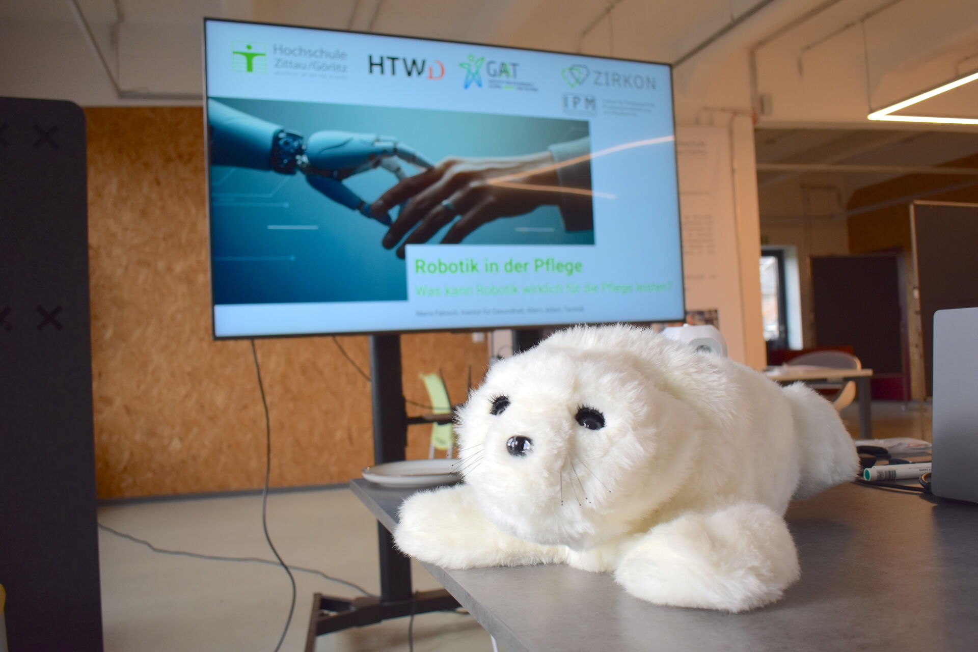 Roboterrobbe PARO liegt auf einem Tisch